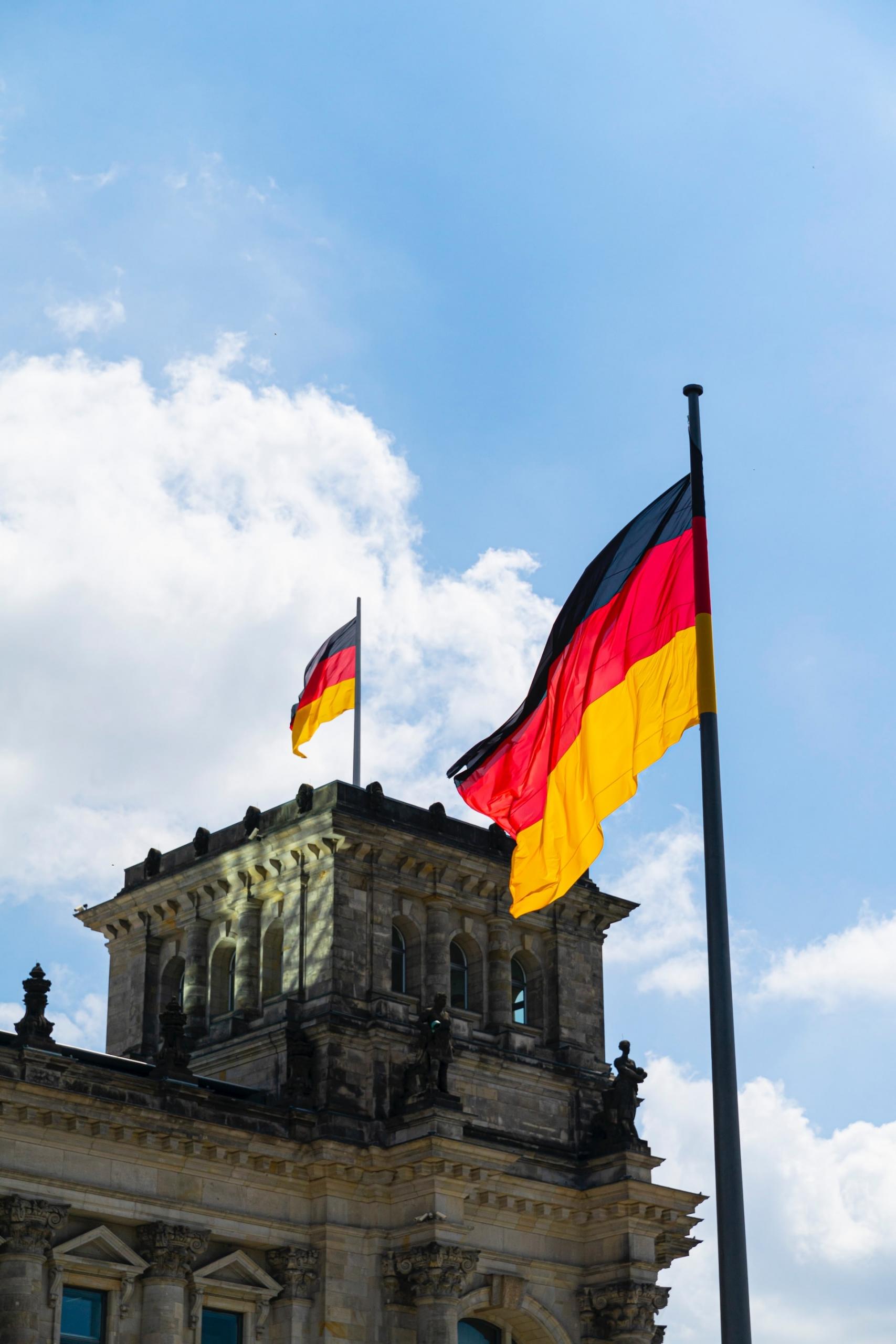 bandera de alemania junto a monumento del país