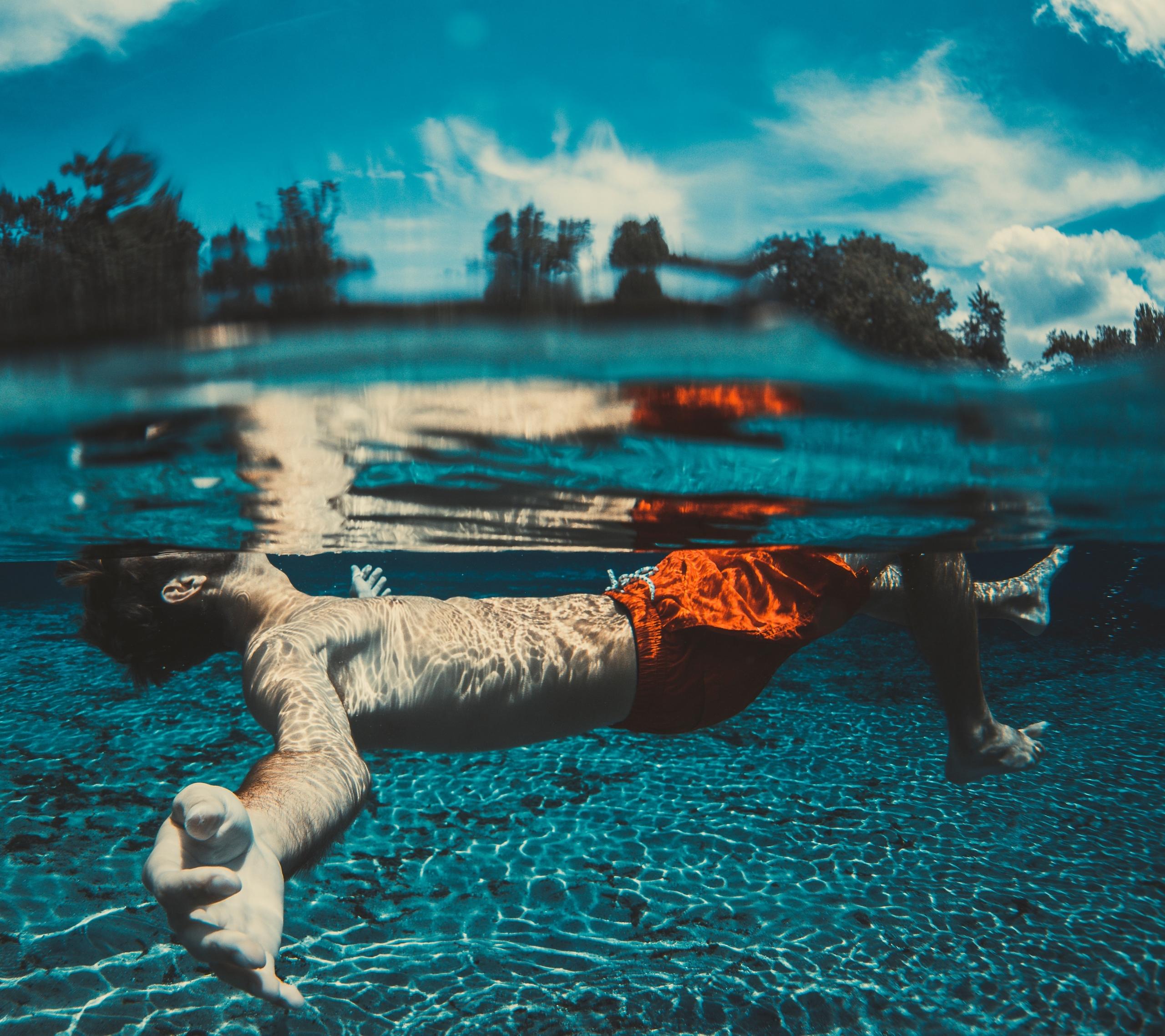 hombre flotando en el agua