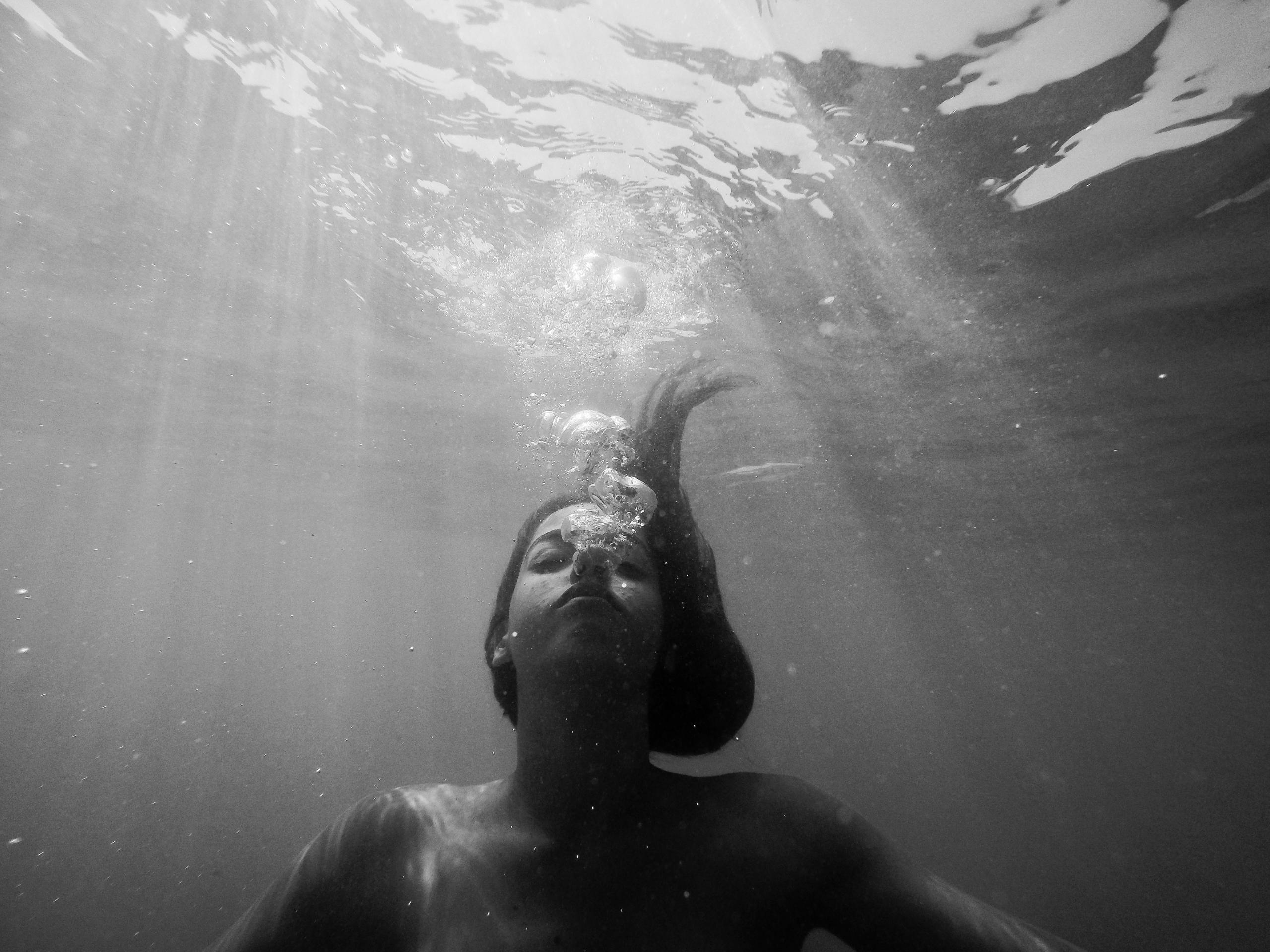 mujer debajo del agua