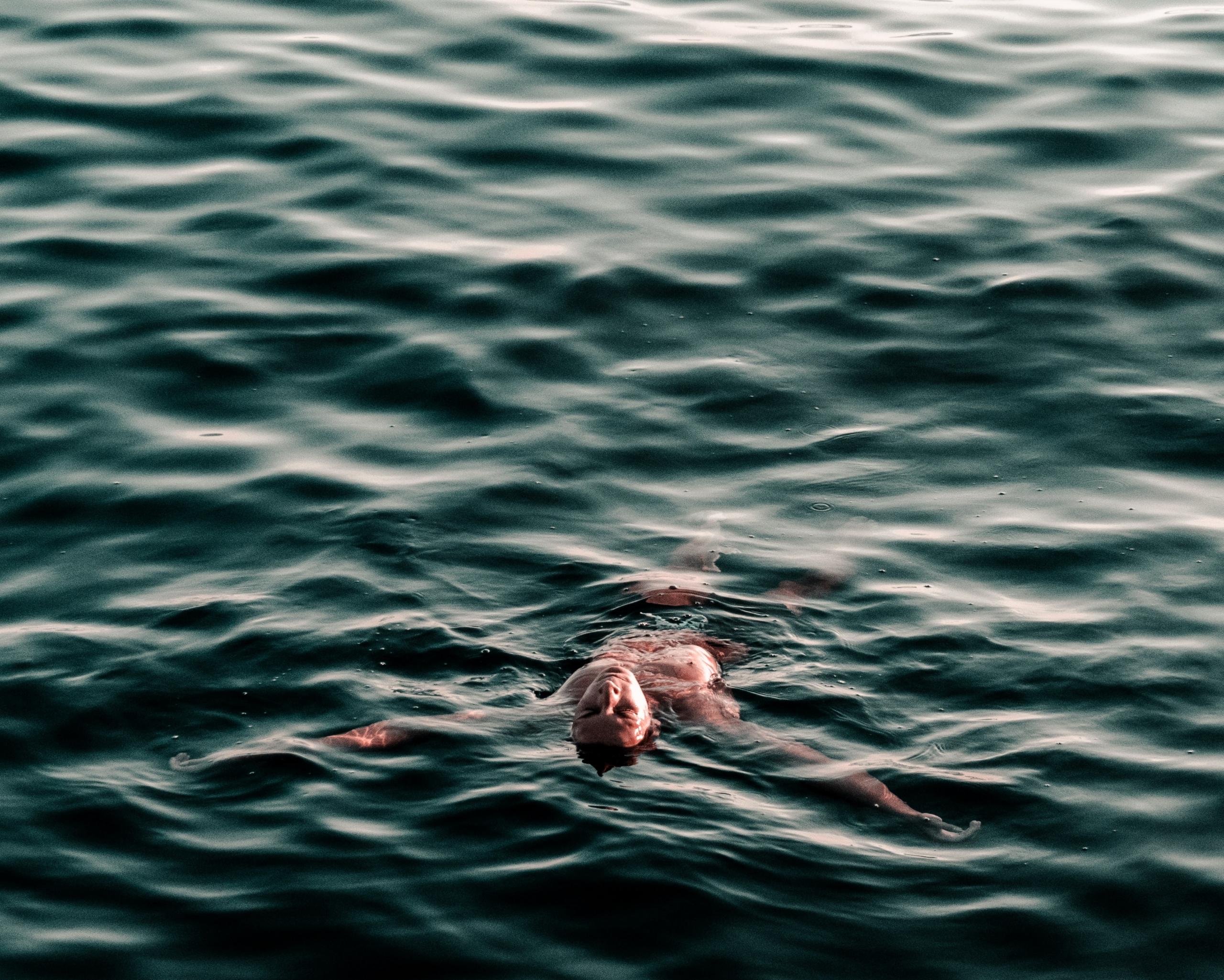 flotando en el agua