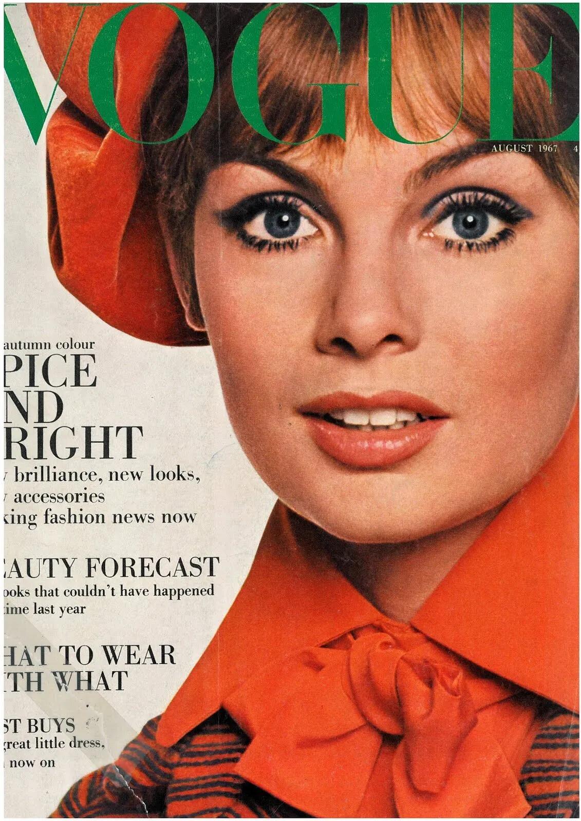 Portada de Vogue, agosto de 1964. Primer plano de una mujer con un sombrero y una bufanda de color naranja brillante, ojos expresivos y una suave sonrisa. El texto destaca temas de moda.