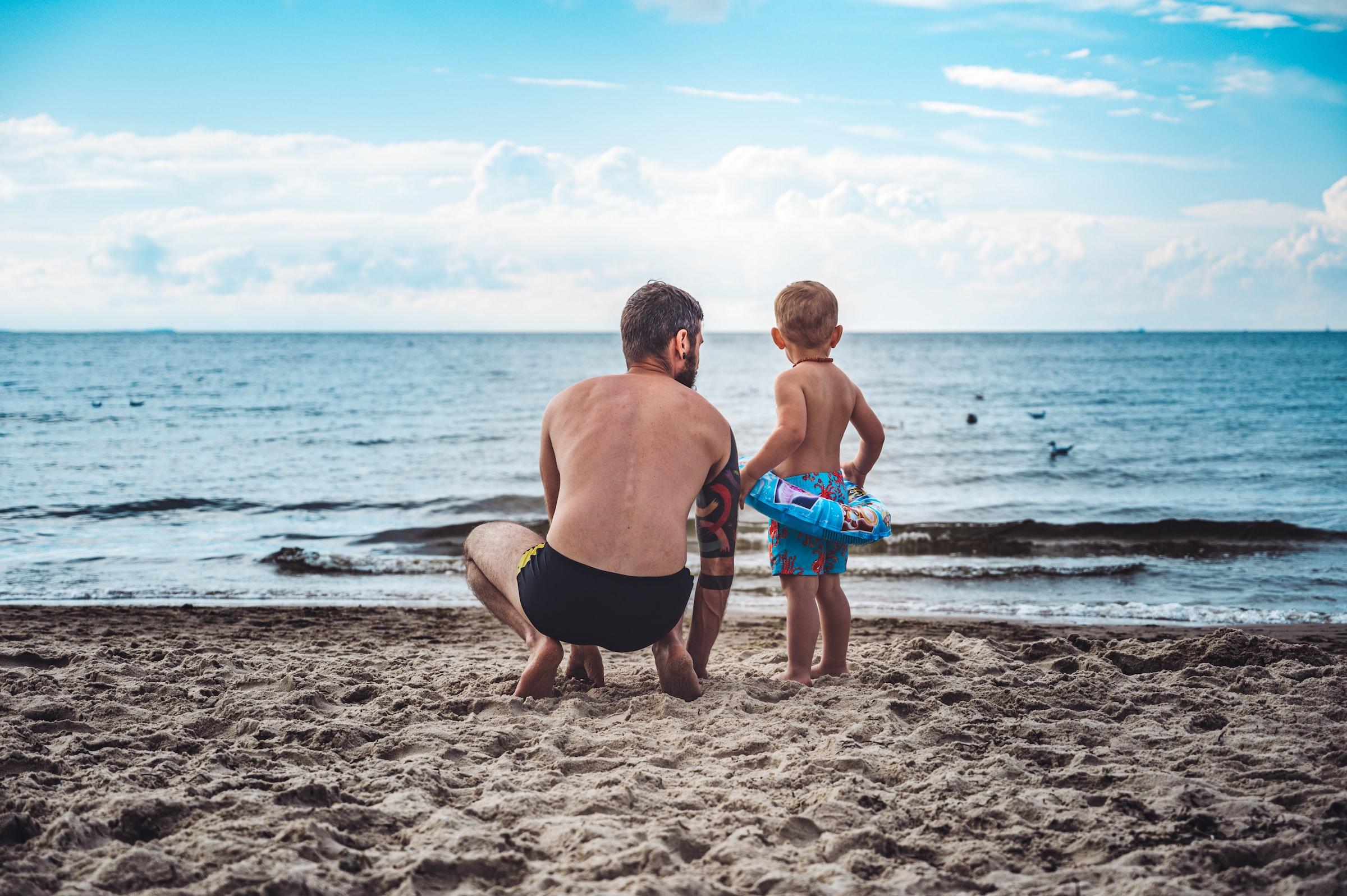 hombre y niño aprendiendo a nadar