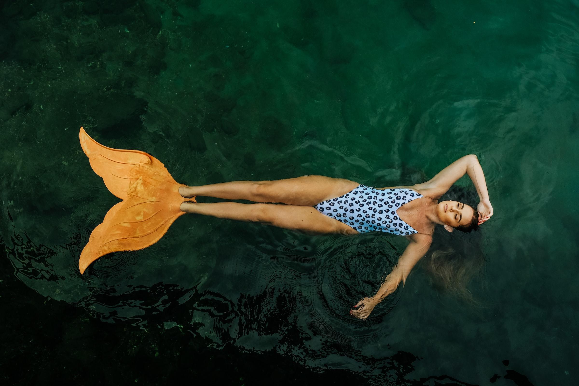sirena en el agua