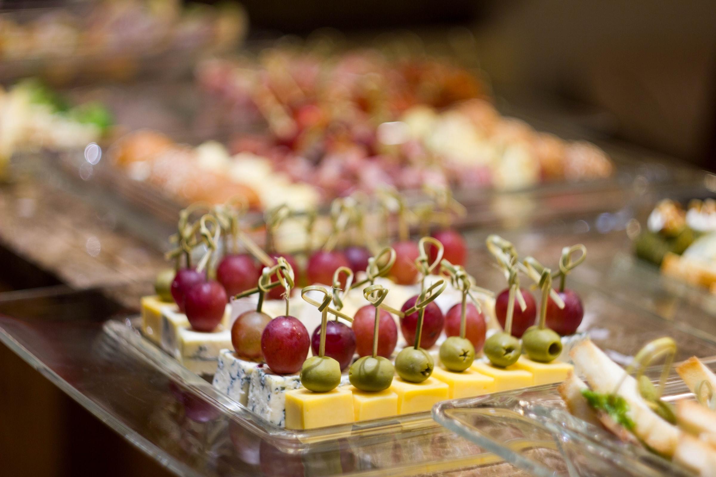 broquetas de uvas con queso