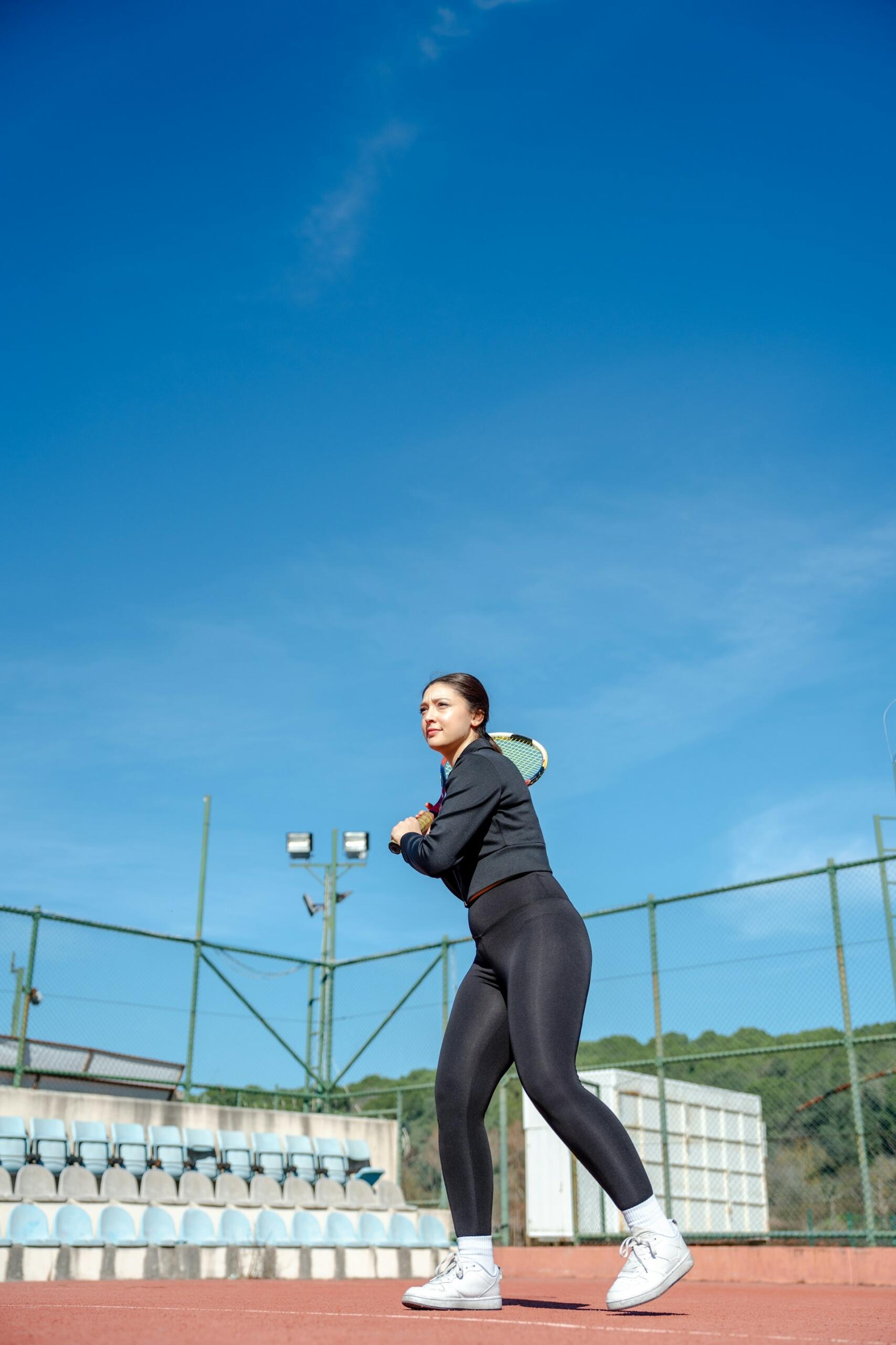 Chica jugando al tenis