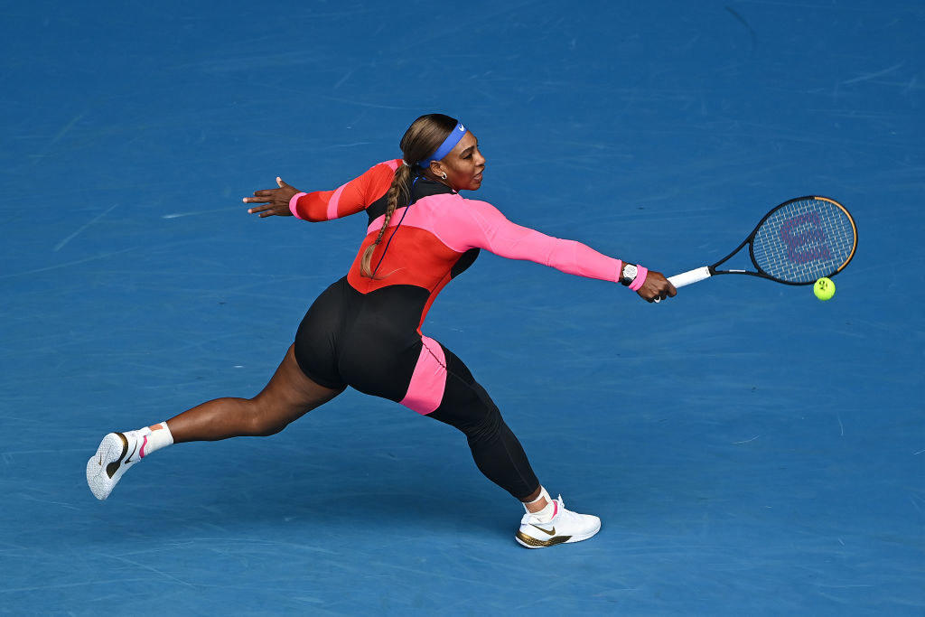 la tenista Serena Williams disputando un punto de un partido de tenis