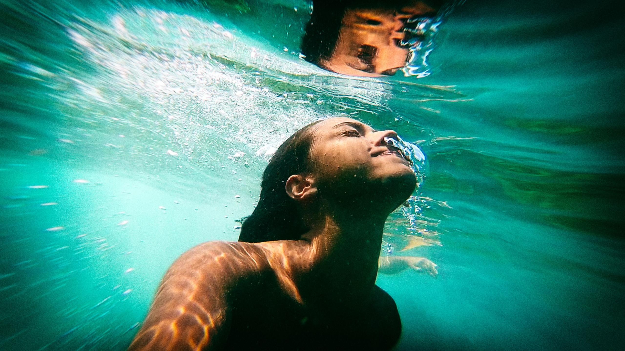mujer debajo del agua