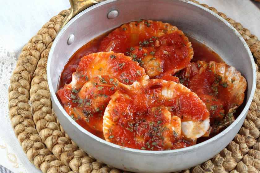 Cazuela de zamburiñas en tomate.