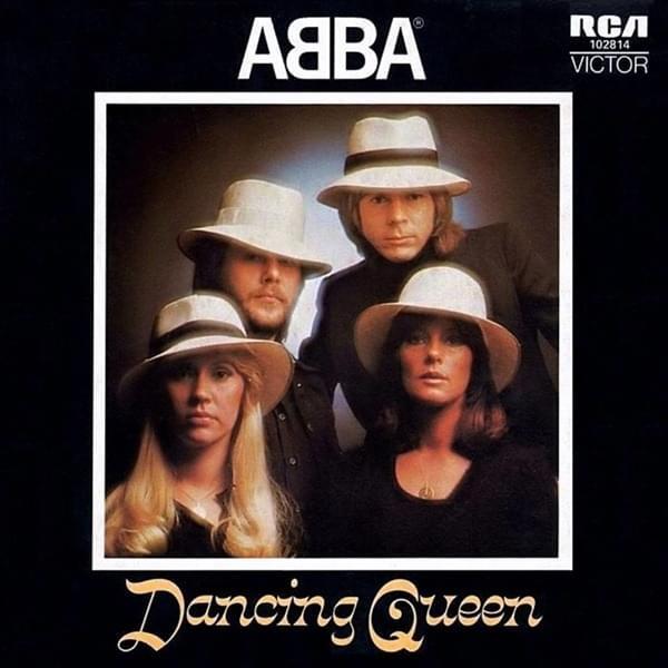 Los cuatro integrantes de ABBA con sombreros blancos posan muy juntos en un estudio, con una luz suave. El texto dice «ABBA» en la parte superior y «Dancing Queen» en la parte inferior. El ambiente es nostálgico.