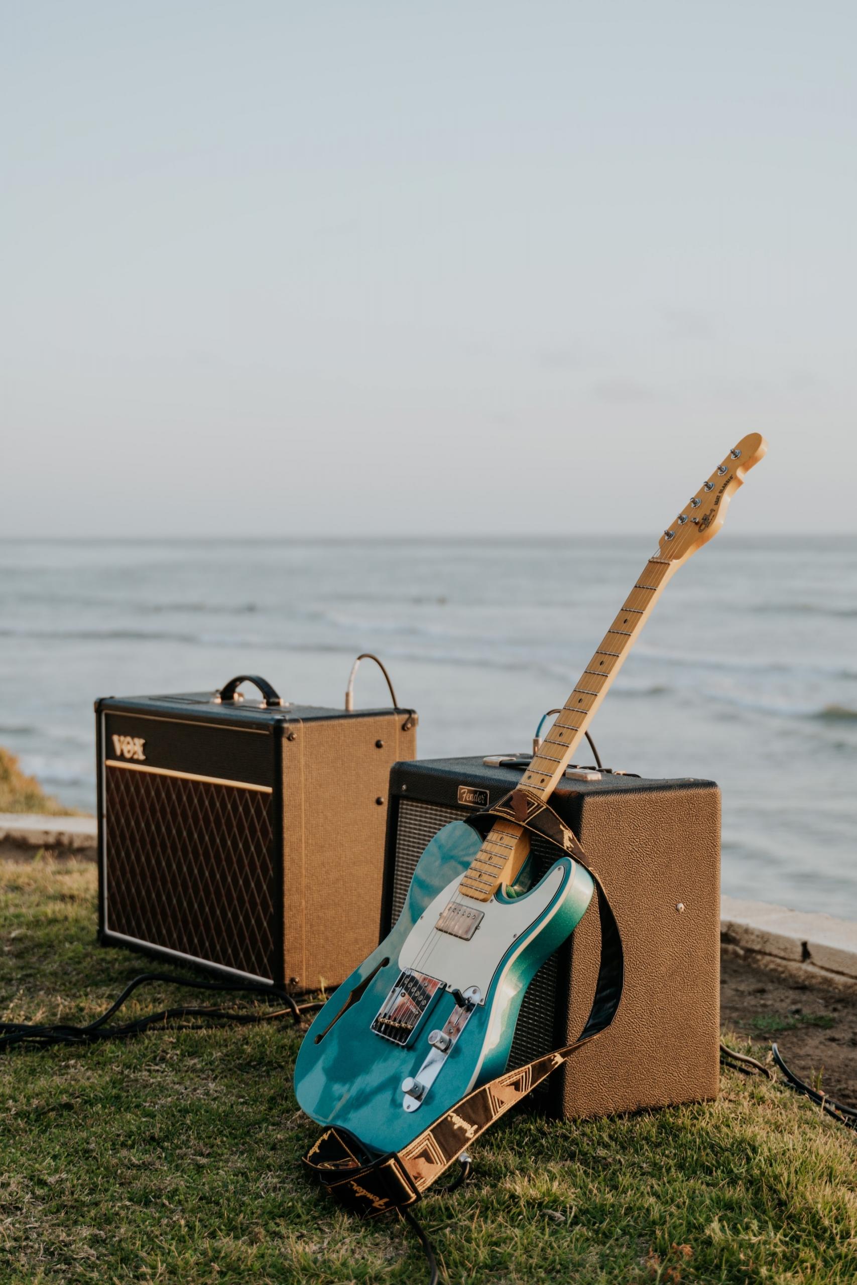 guitarra electrica con vista al mar