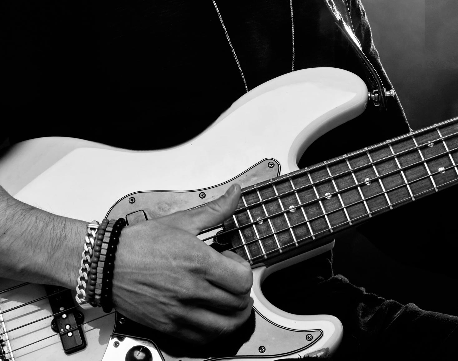 Aprender a tocar el bajo con Superprof España.