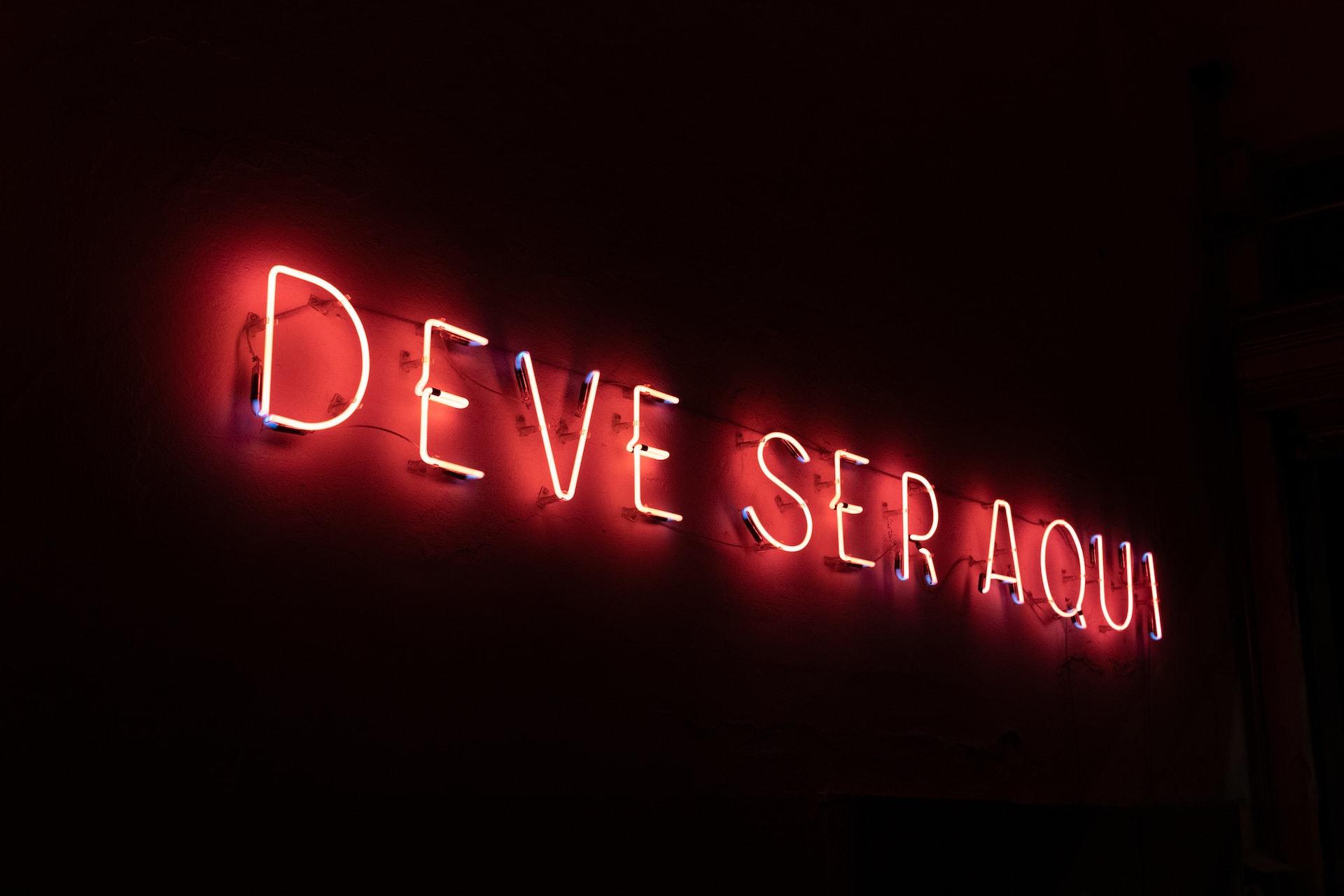 debe ser aquí escrito con luces de neon en portugués