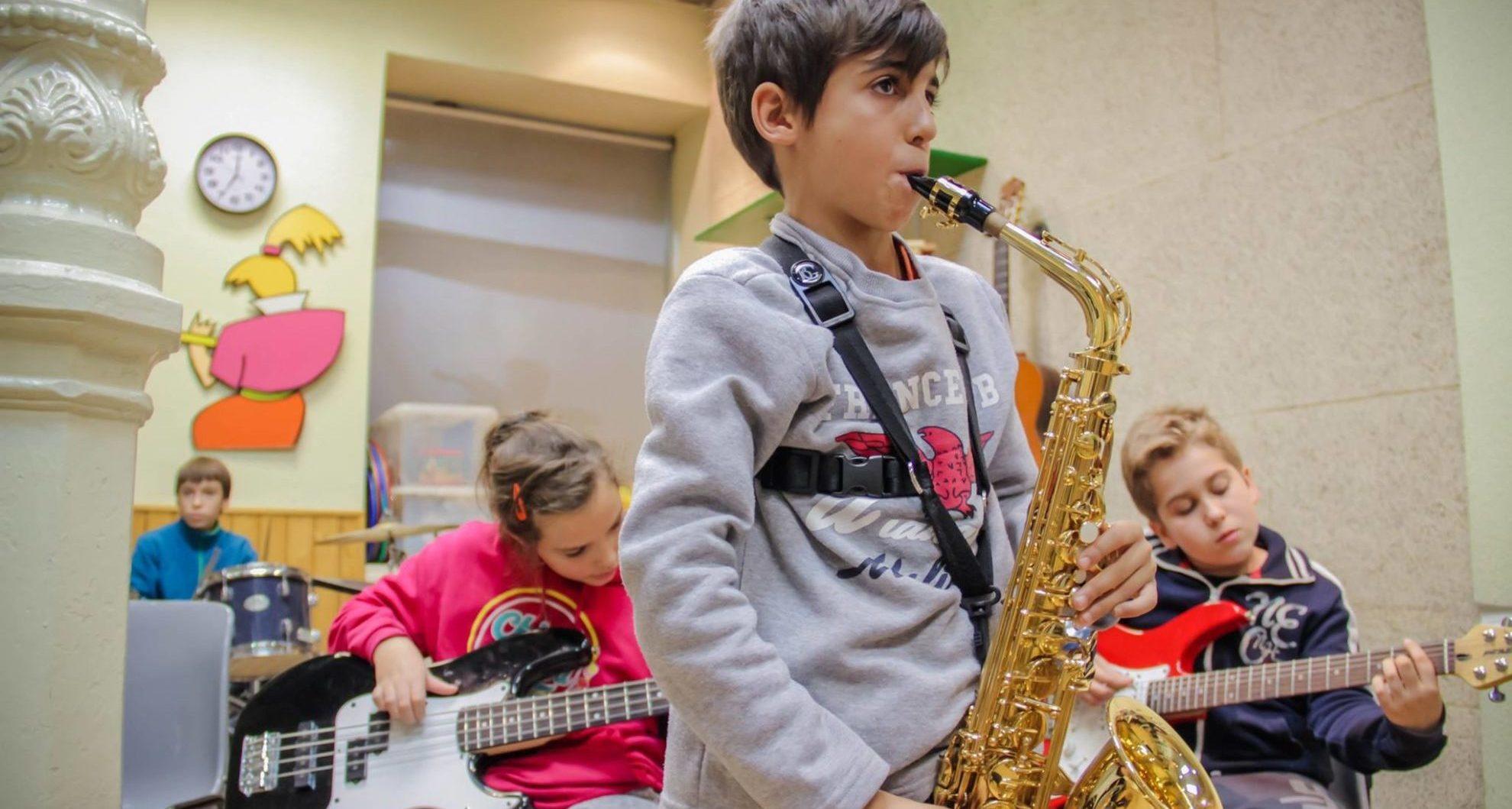 Clases de bajo para niños en Barcelona