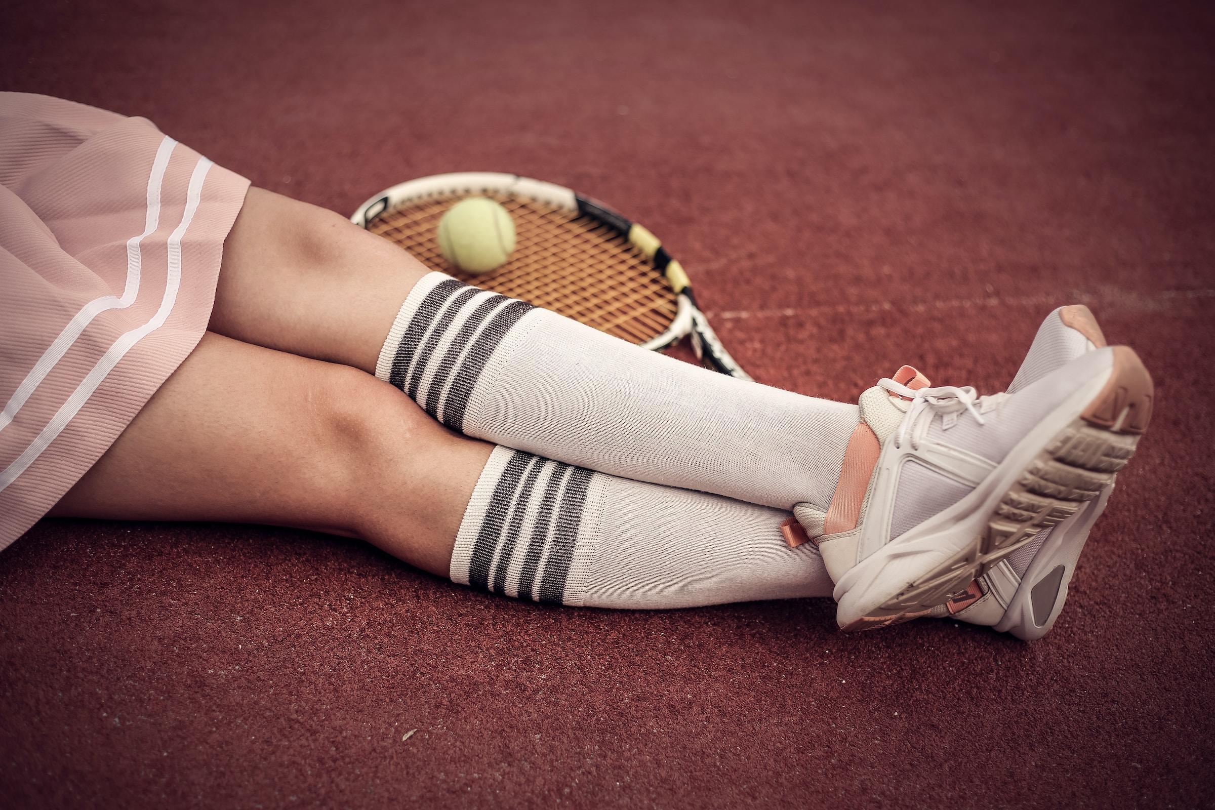 mujer pista de tenis o padel
