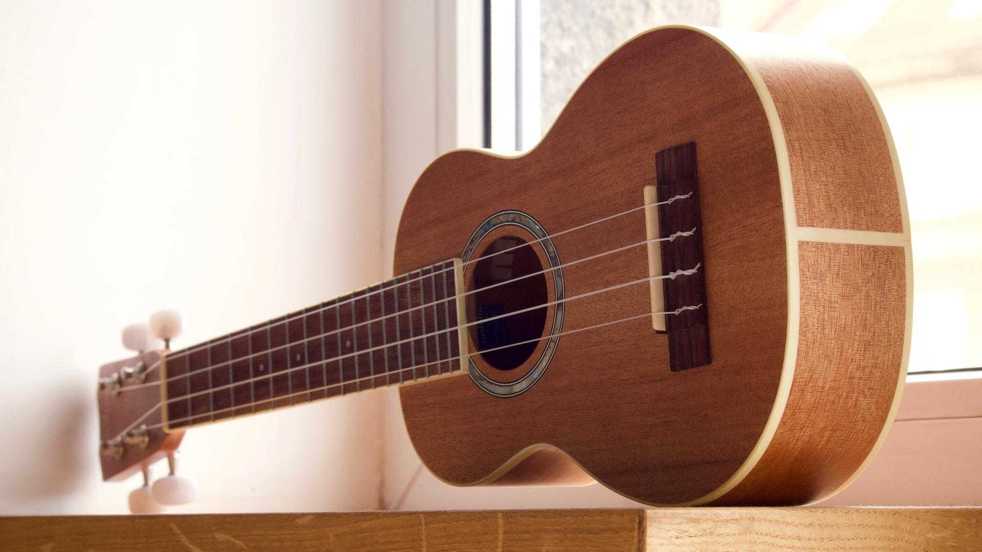 Aprender a tocar el ukelele.