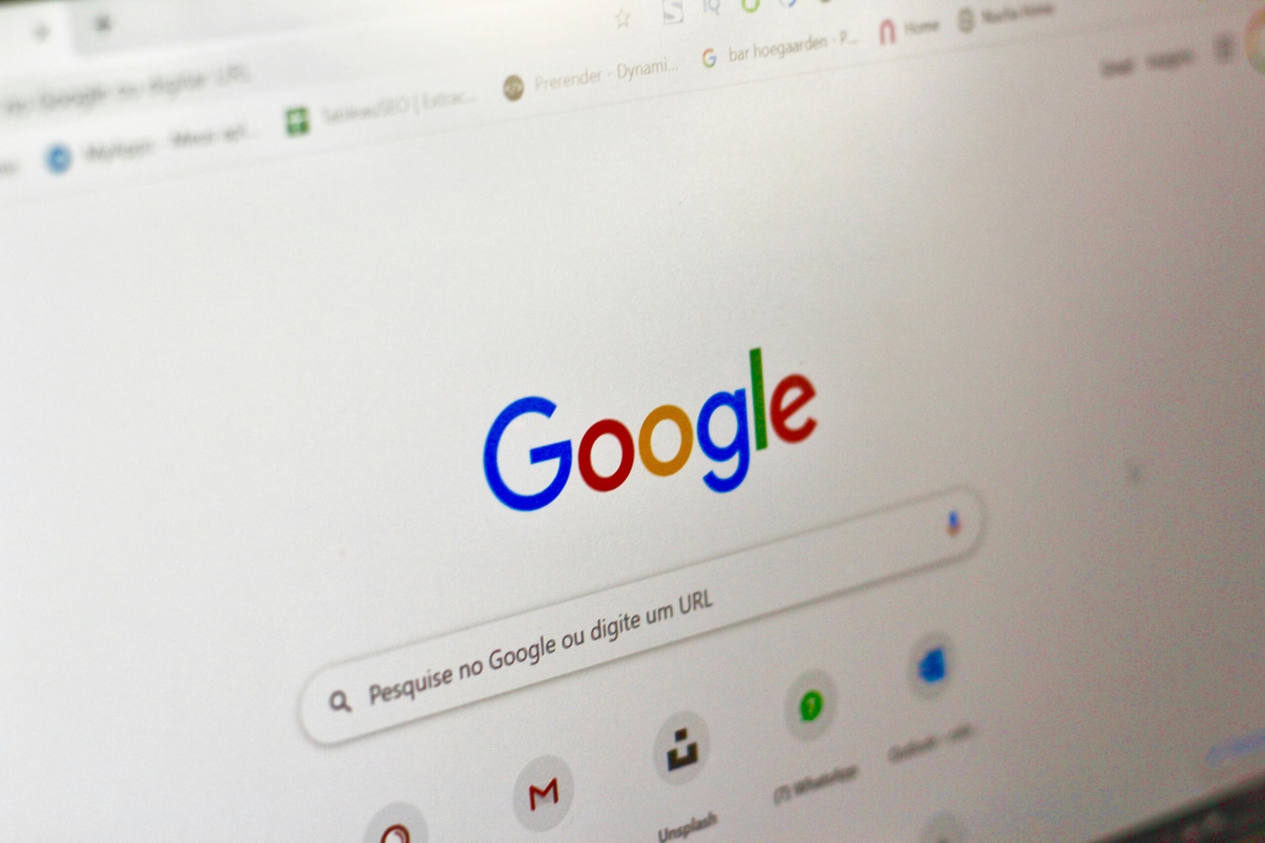 Página de inicio de búsqueda de Google mostrada en la pantalla de un ordenador, con el colorido logotipo de Google y una barra de búsqueda con texto de marcador de posición.