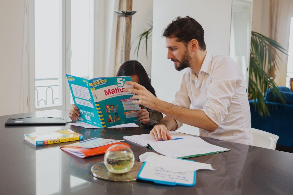 profesor con alumna de matematicas