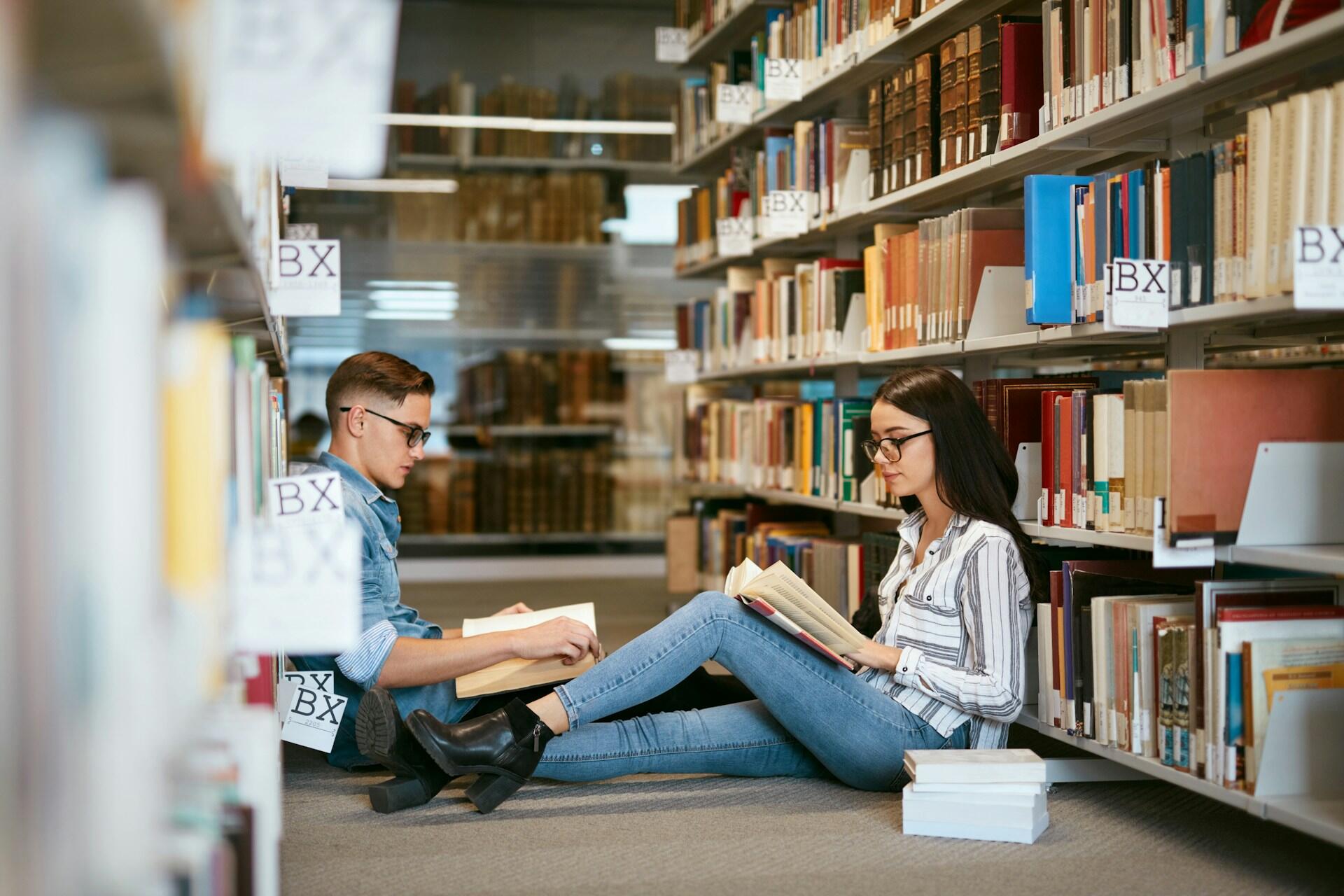 Personas leyendo