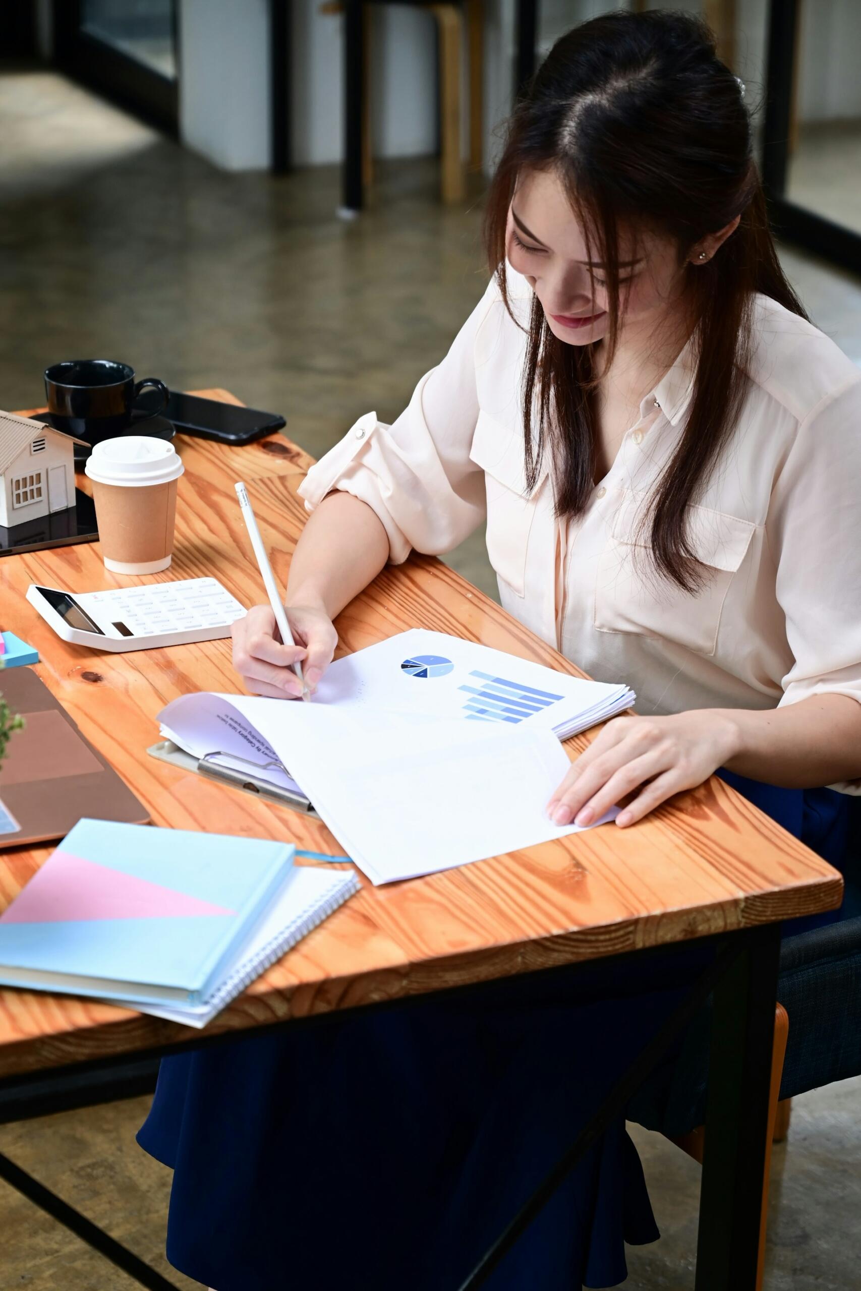 Chica haciendo apuntes