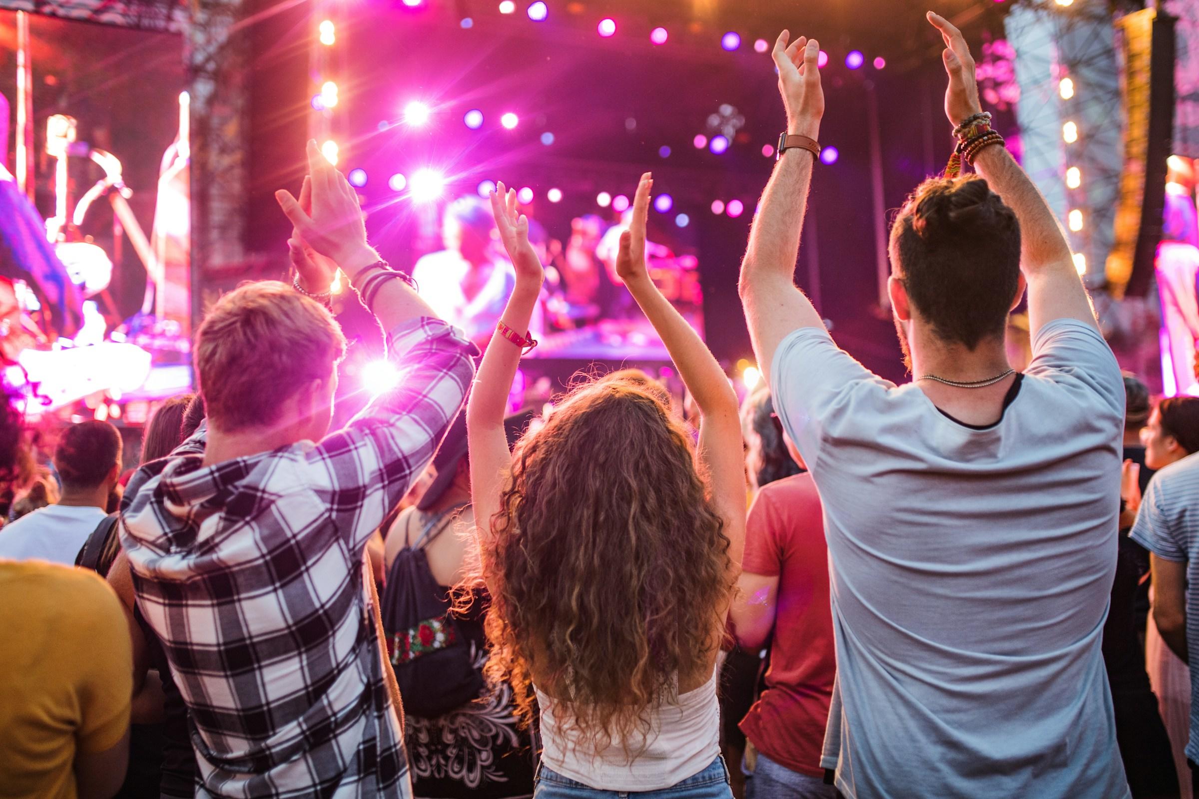 Jóvenes en un festival