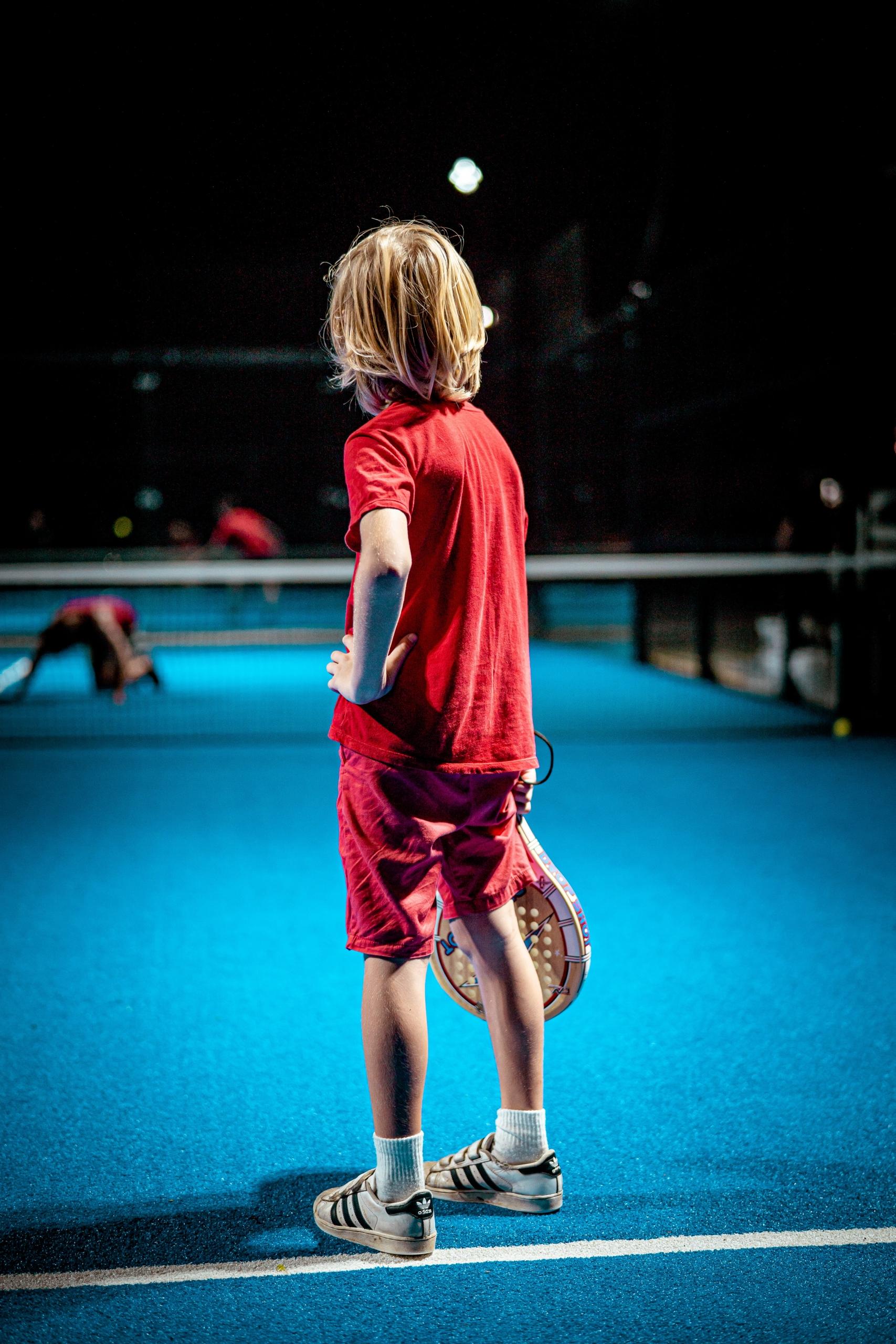 niño jugando padel