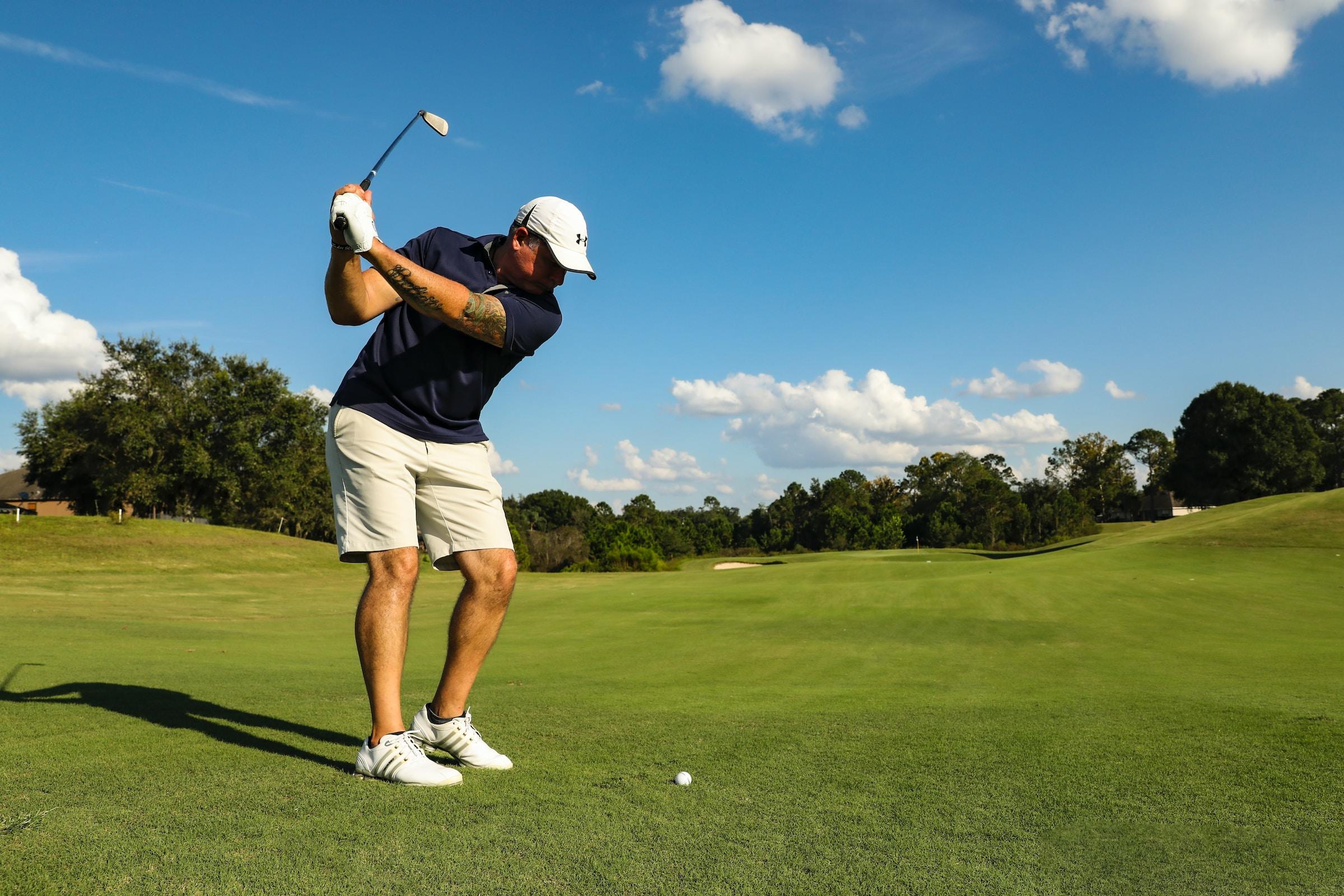 hombre jugando al golf