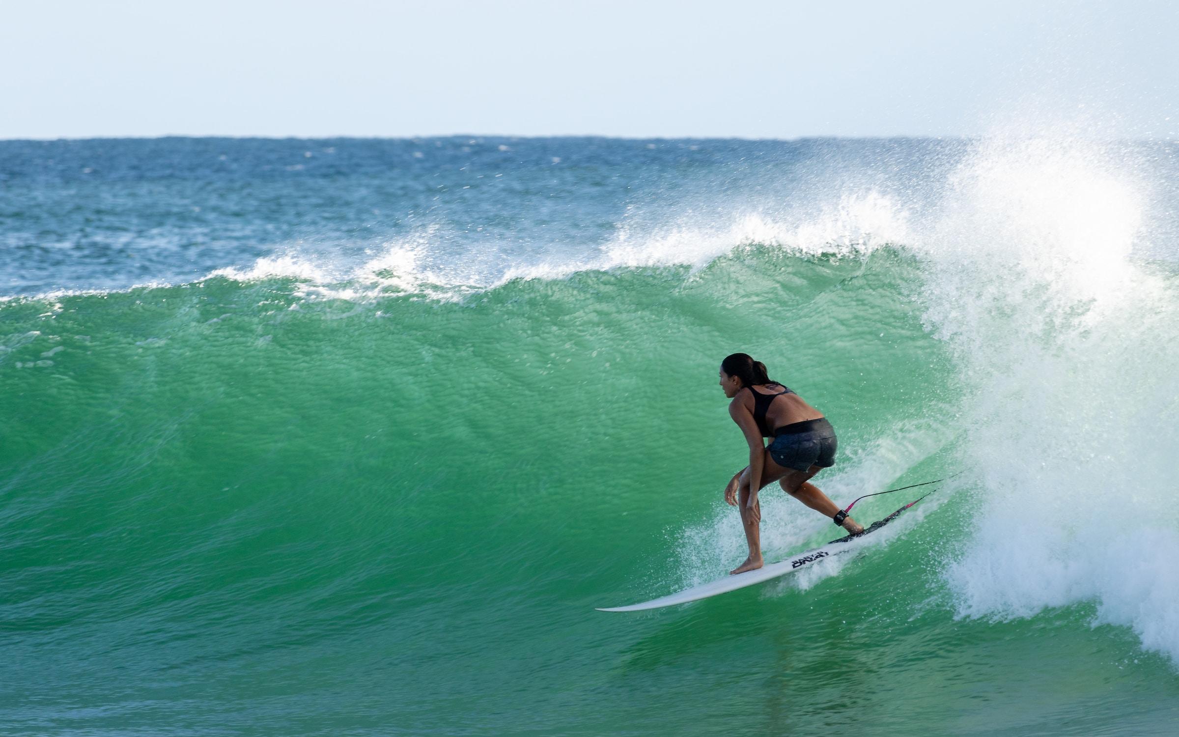 mujer haciendo surf