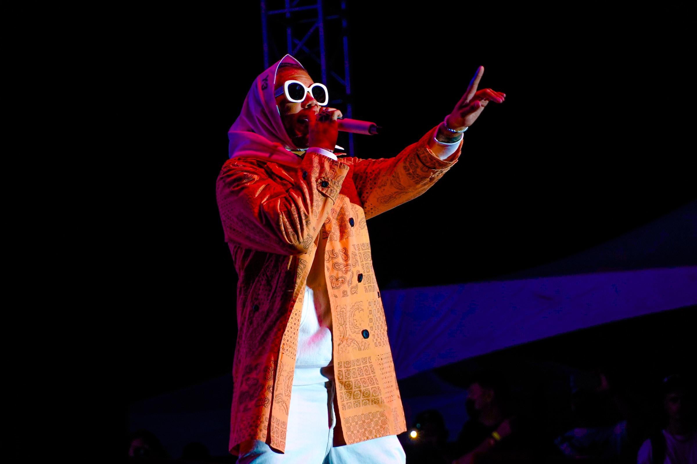 cantante de reggaeton en concierto