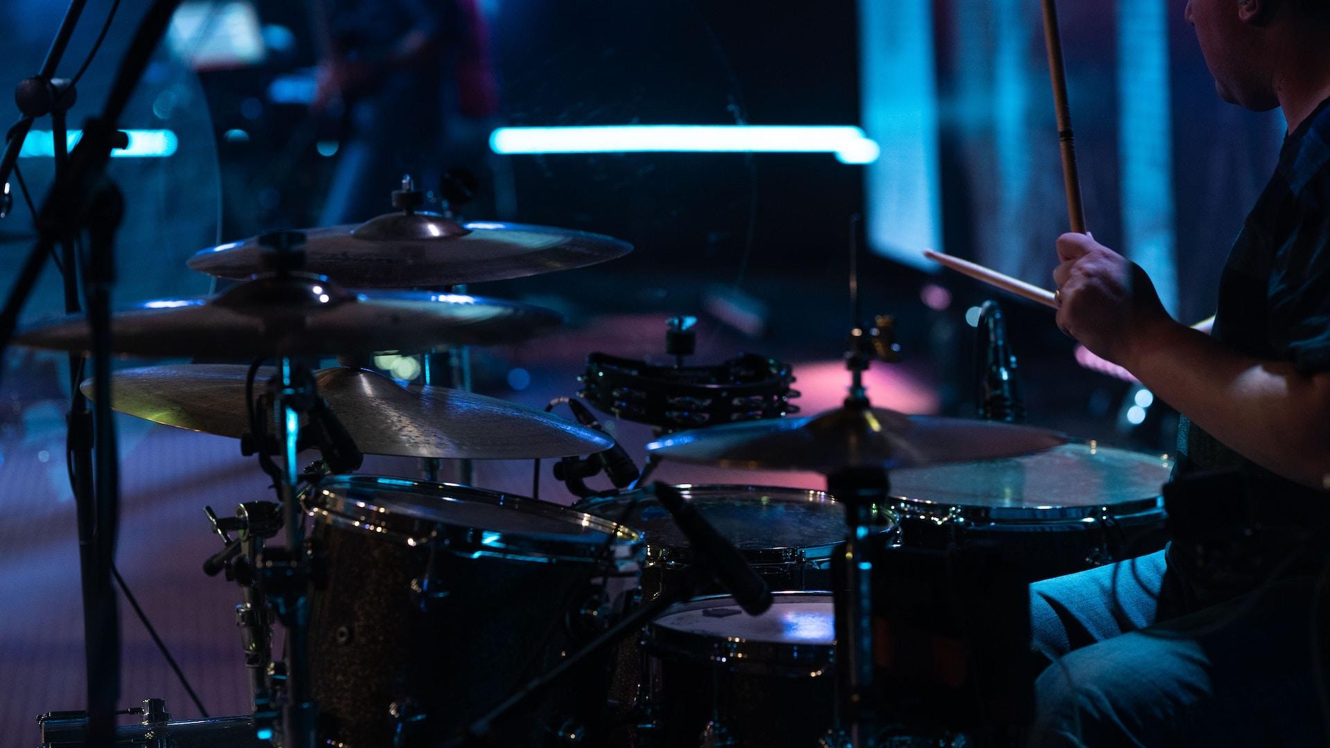 Como afinar una bateria con afinador de guitarra