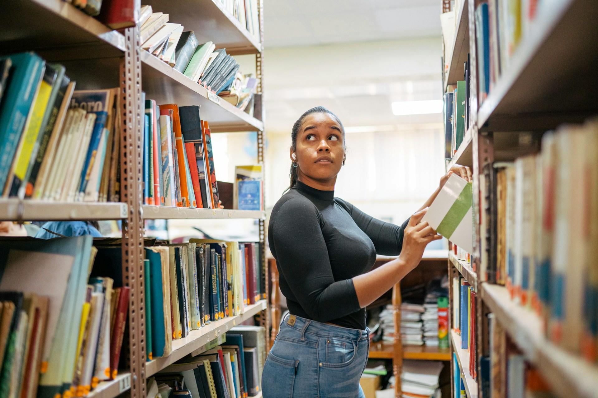 Chica en la biblioteca