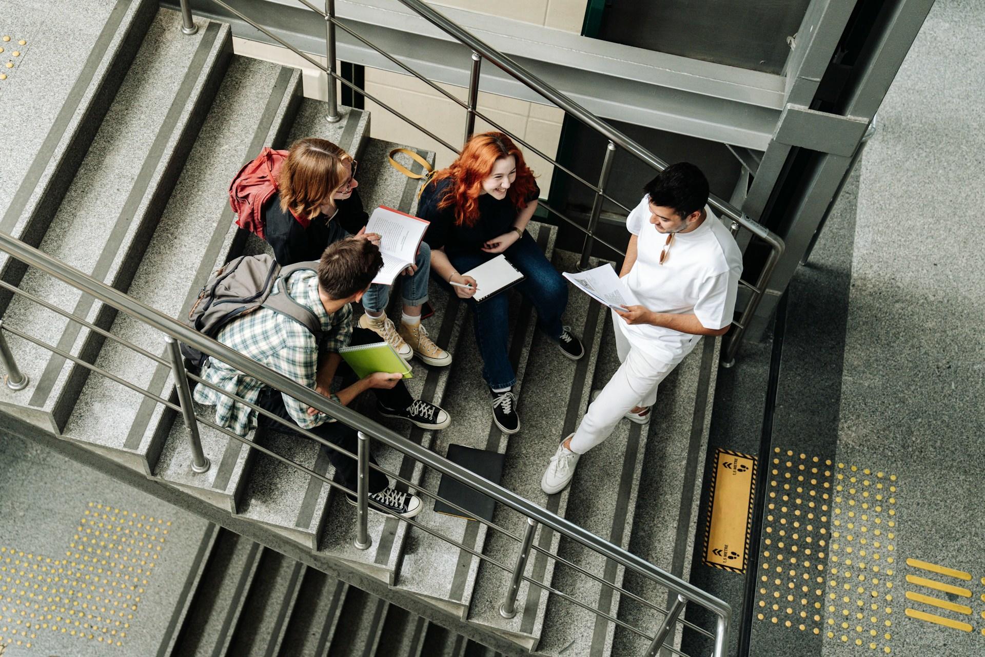 Chicos en el rellano de la escuela.