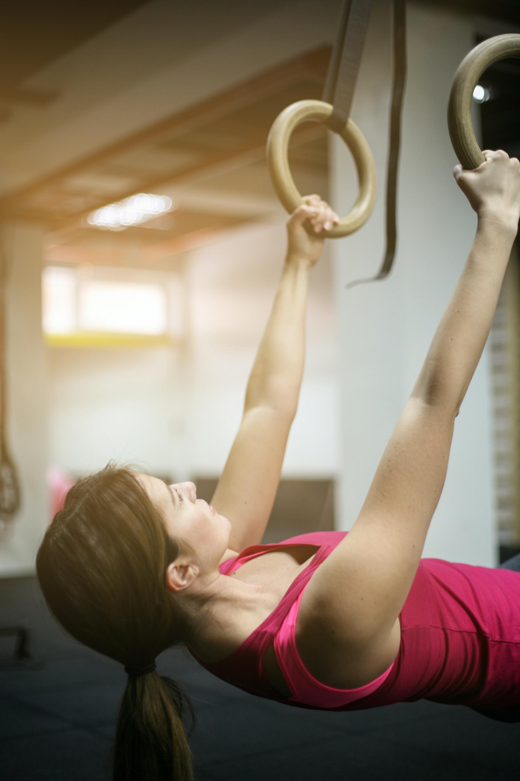 Mujer haciendo ejercicio con cuerdas
