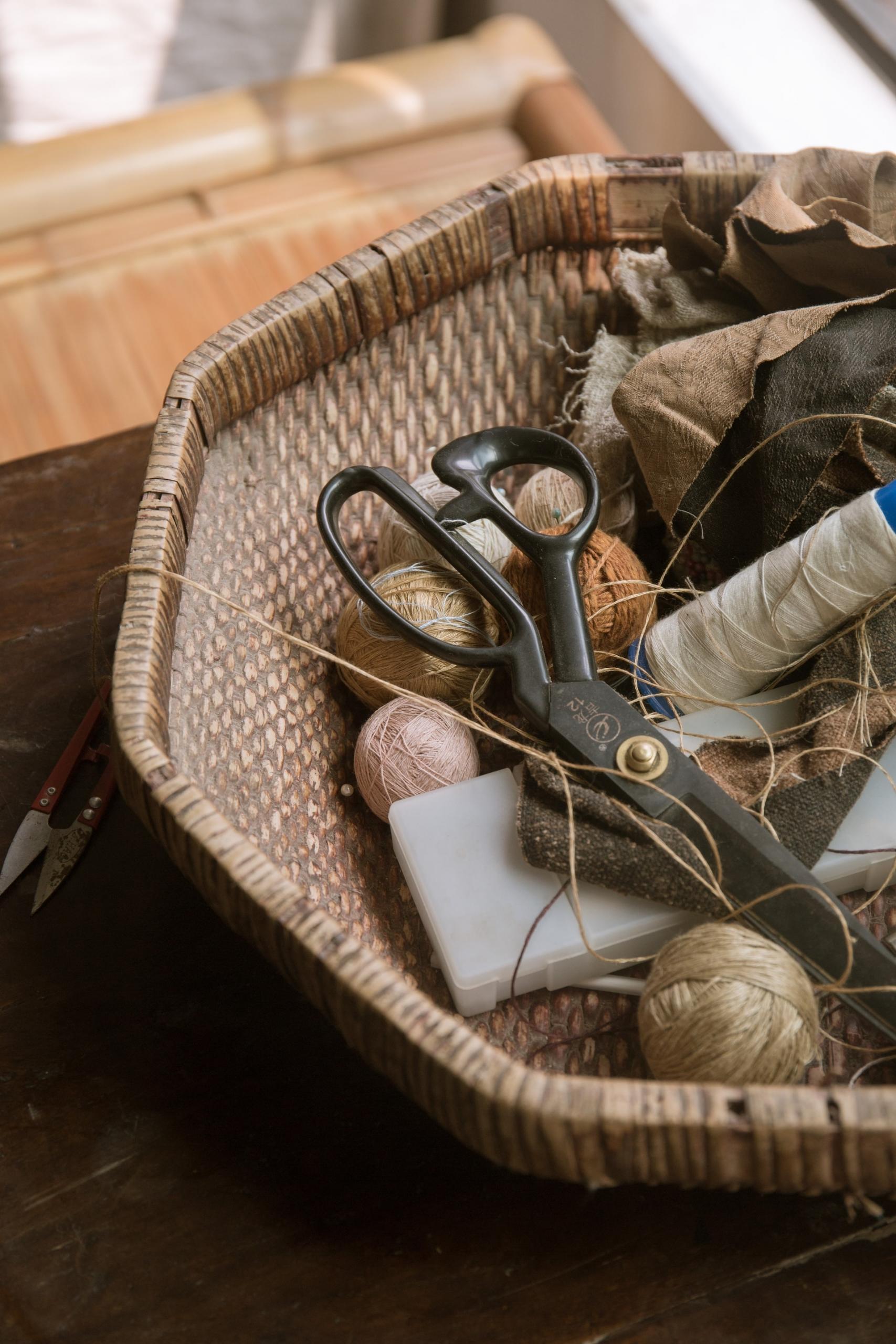 materiales para coser con fondo café