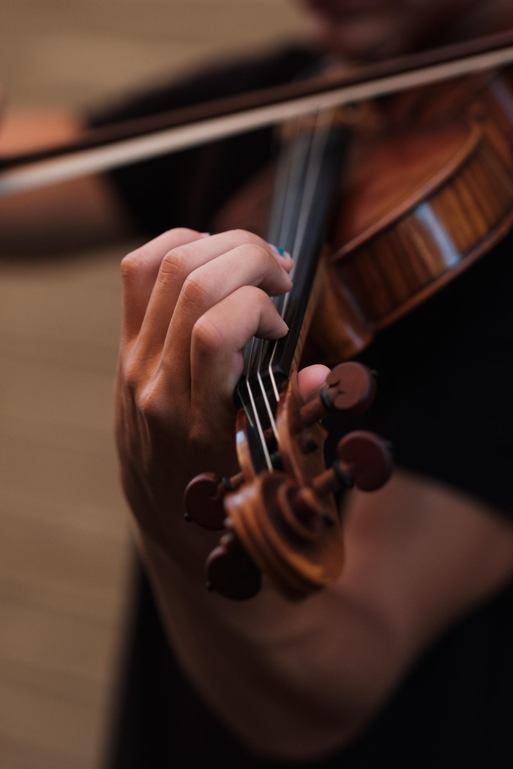 foto de mujer tocando violin en detalle