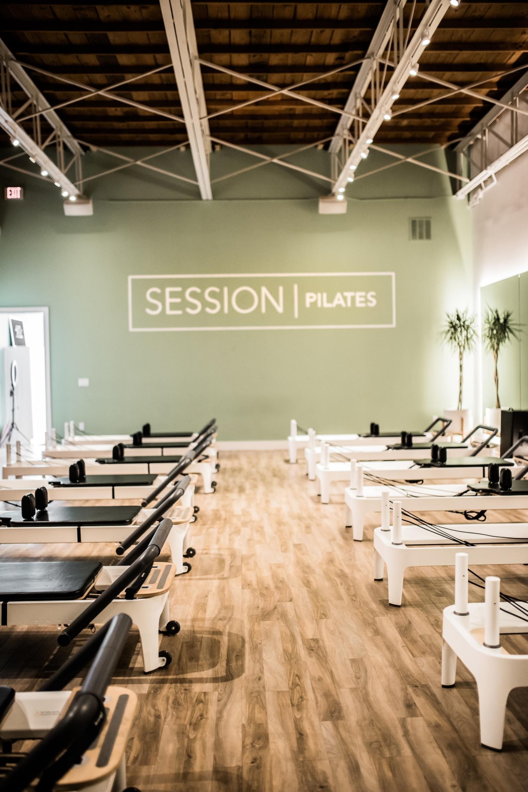 sala de pilates con varias maquinas profesionales de pilates