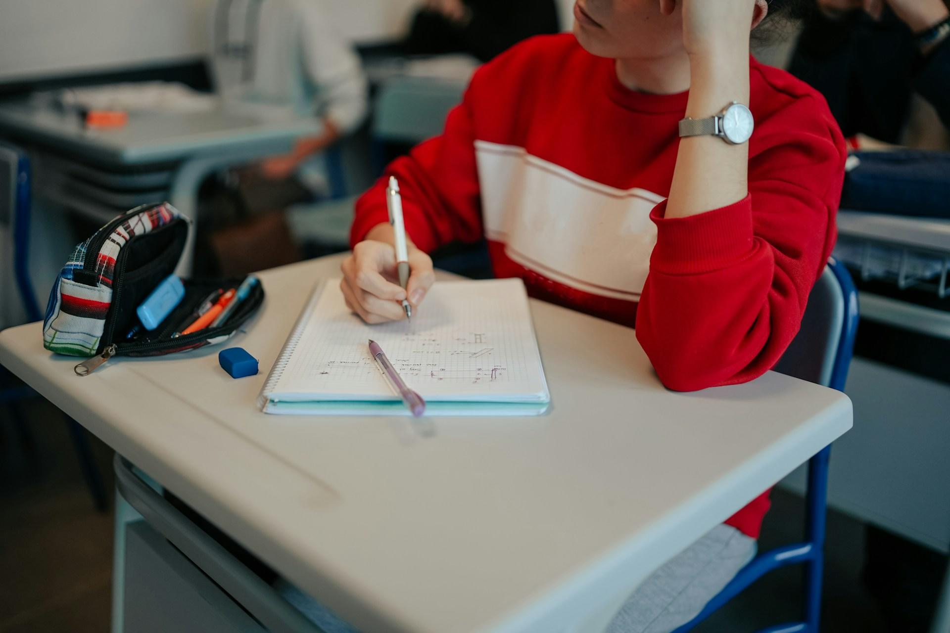 Niño haciendo un examen.