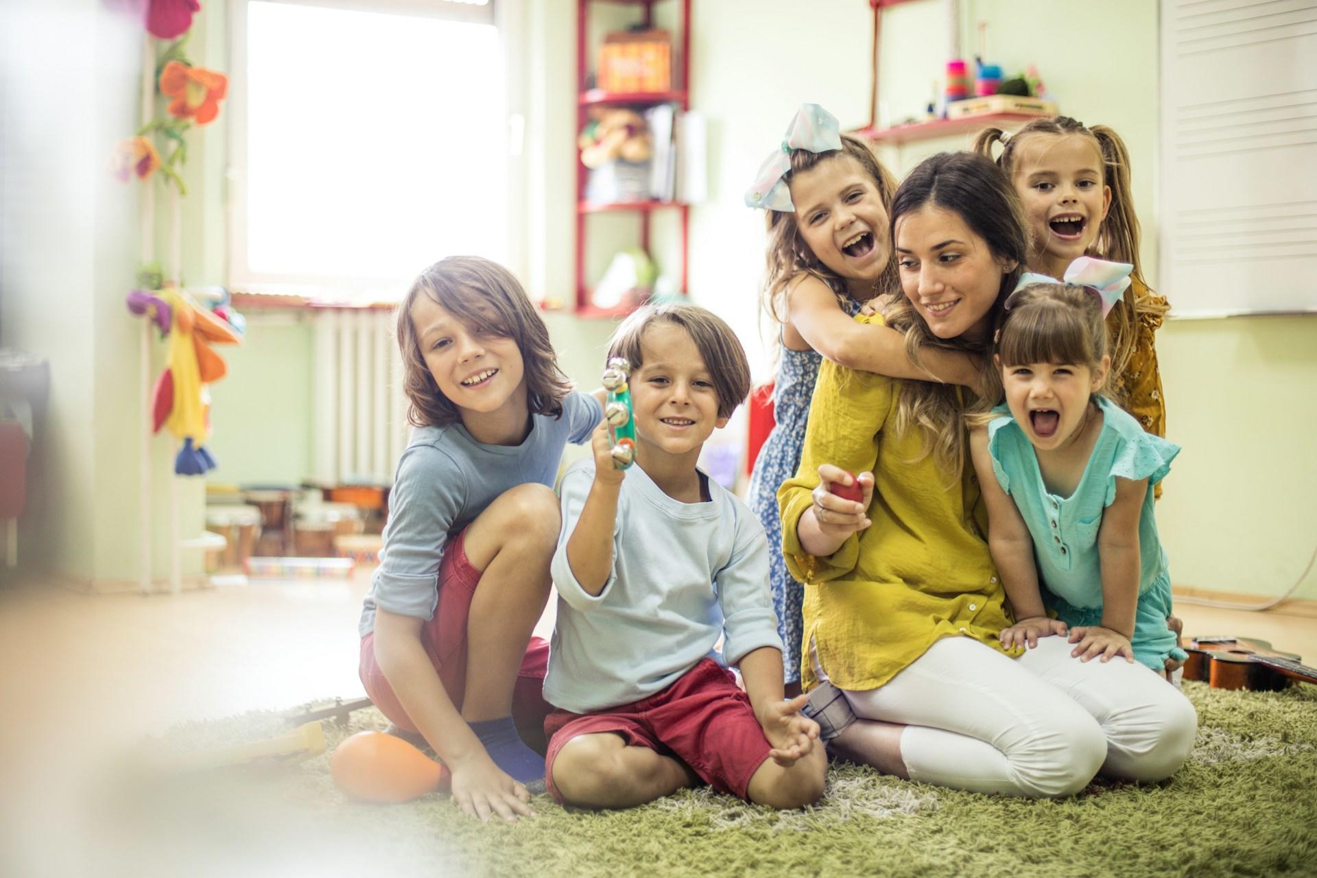 Clase con niños contentos con la profe