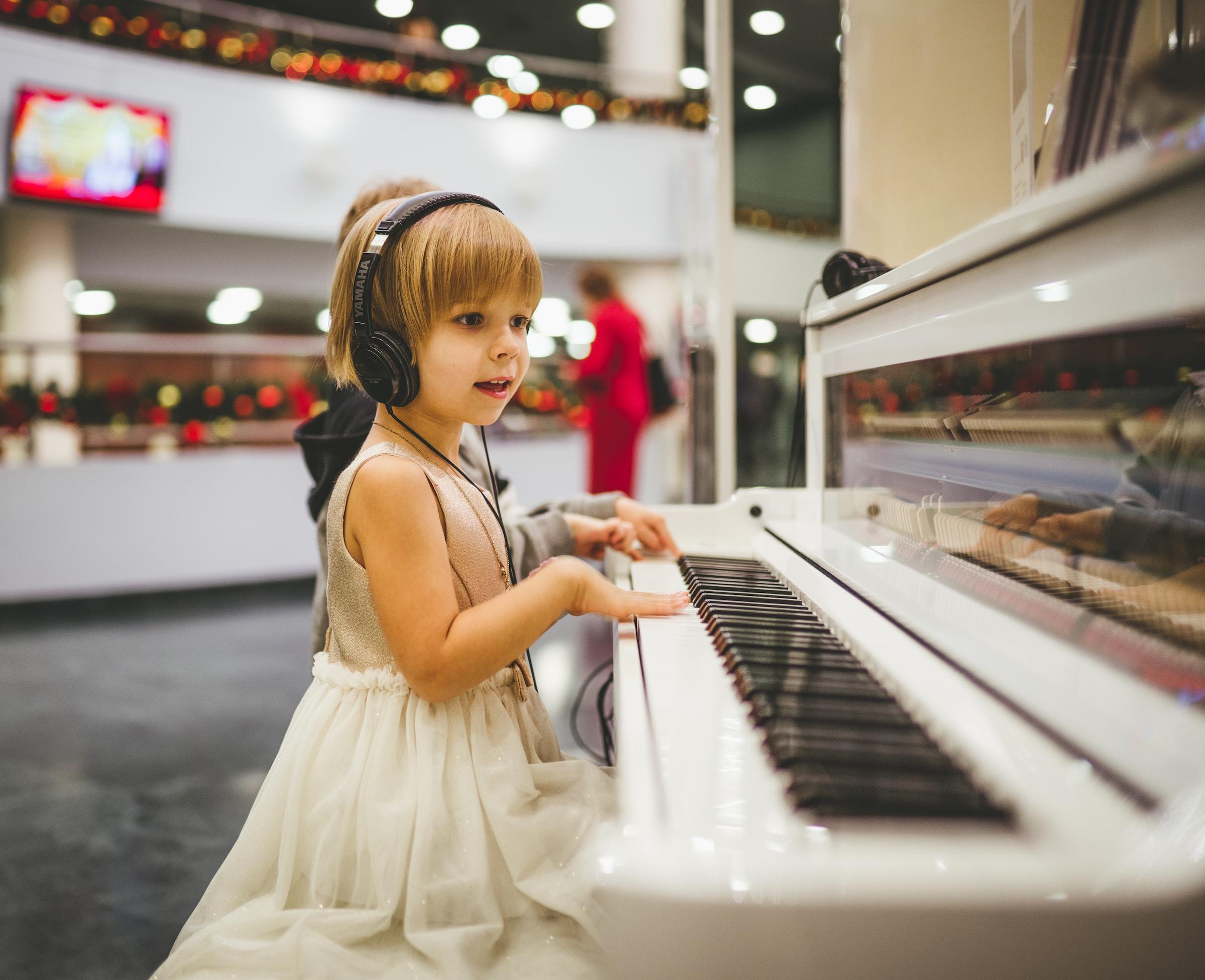 niña tocando el piano