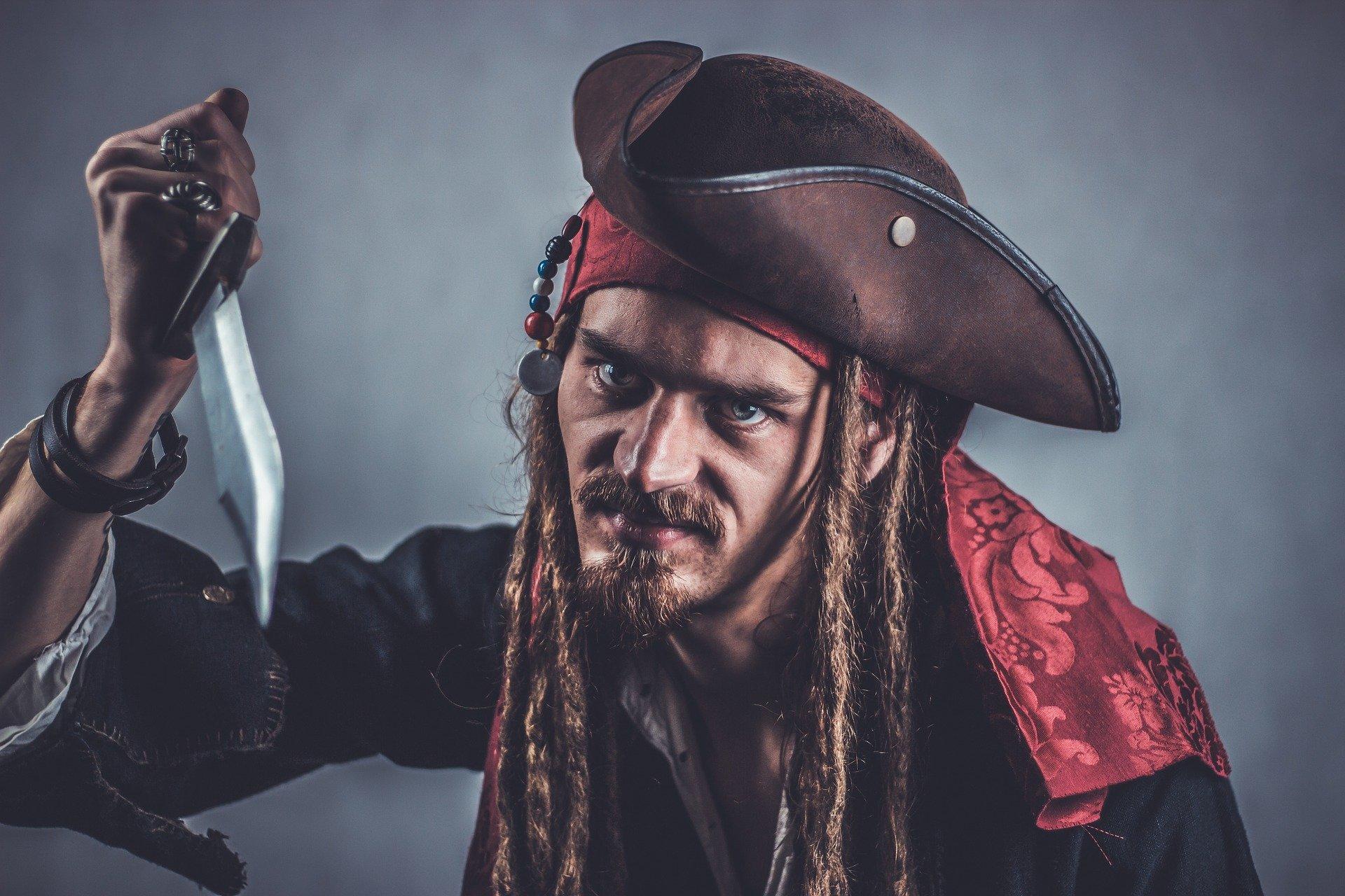 Pasos para confeccionar un disfraz de pirata para hombre o mujer