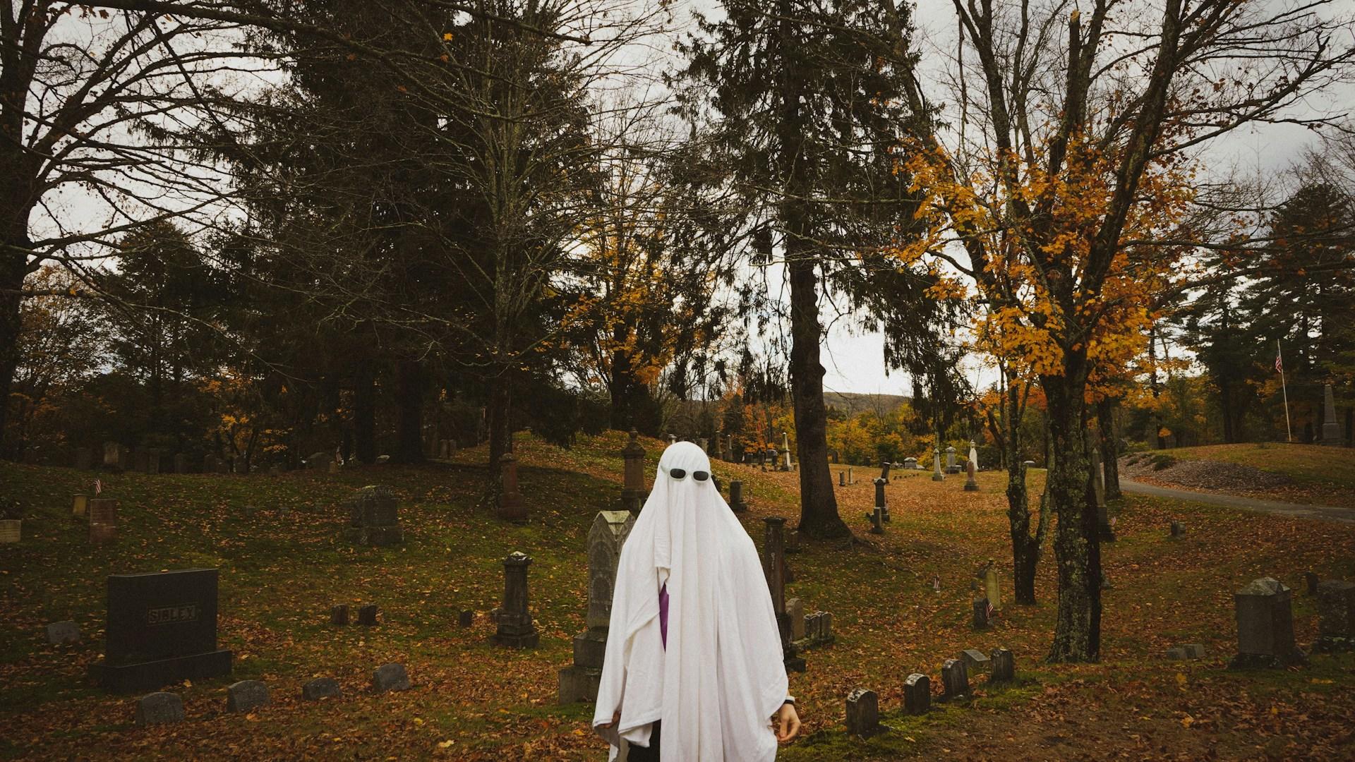 Disfraz de fantasma en el cementerio