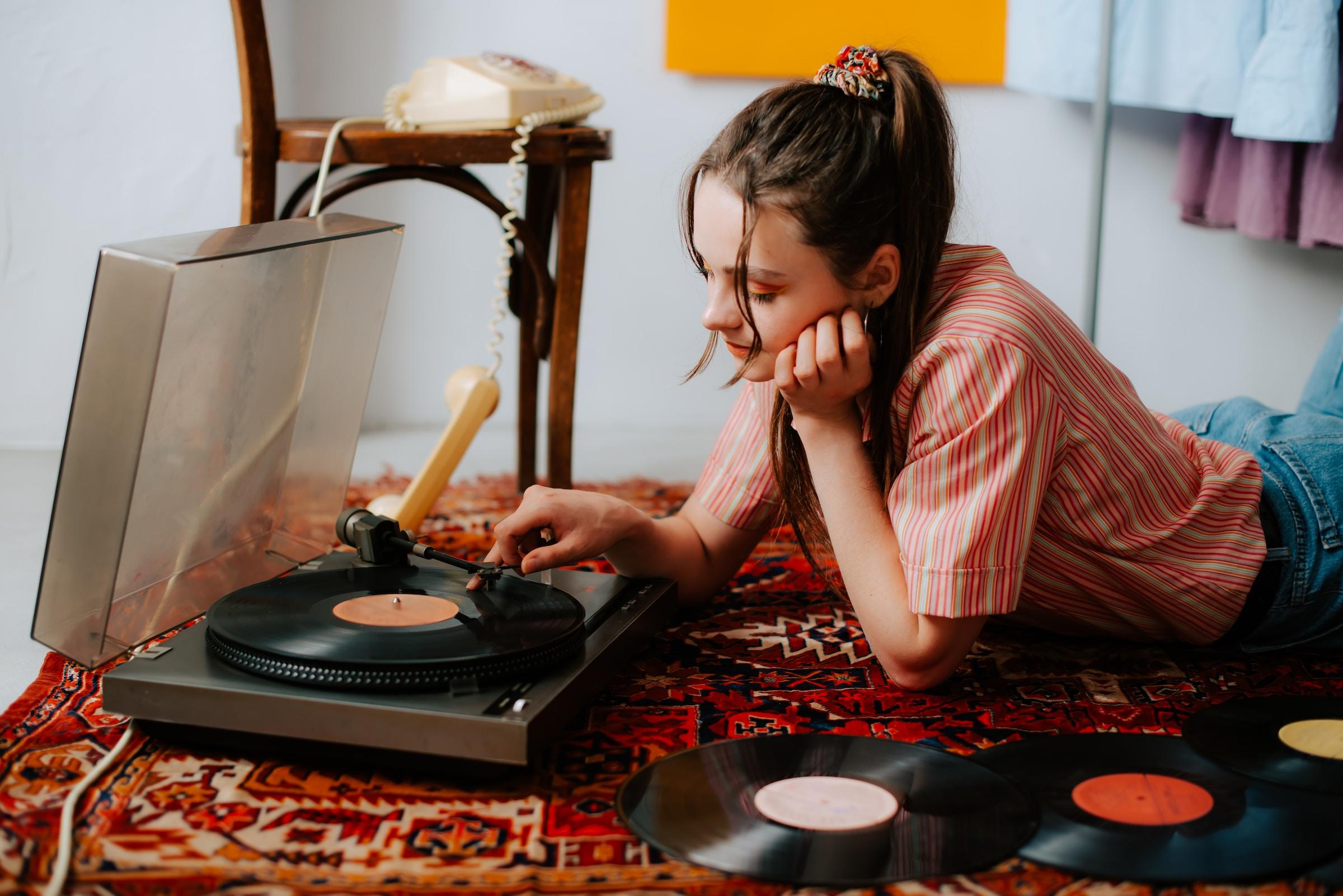 mujer escuchando musica