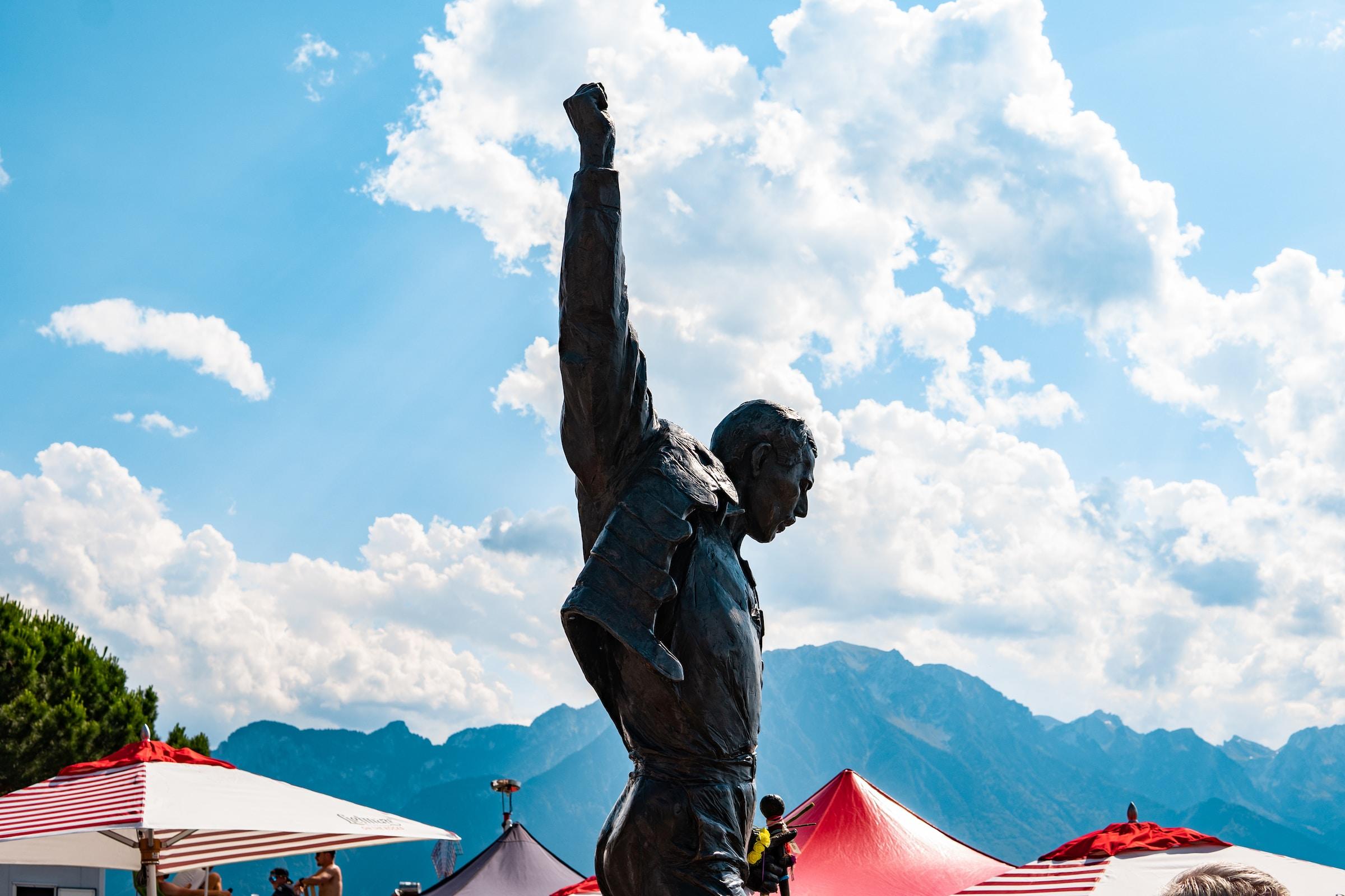 estatua de Freddie Mercury queen