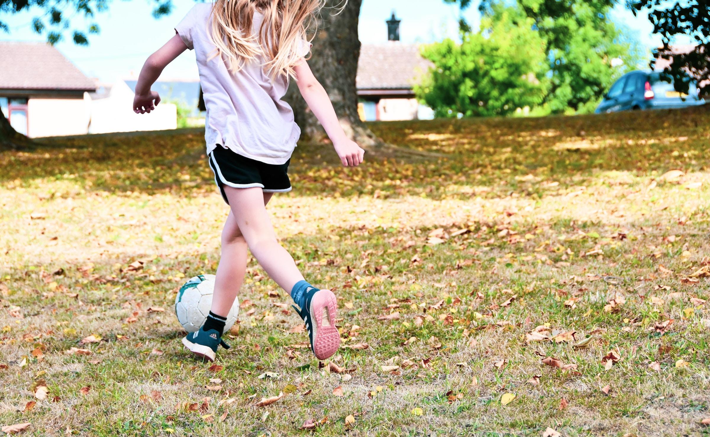 niña jugando al fútbol