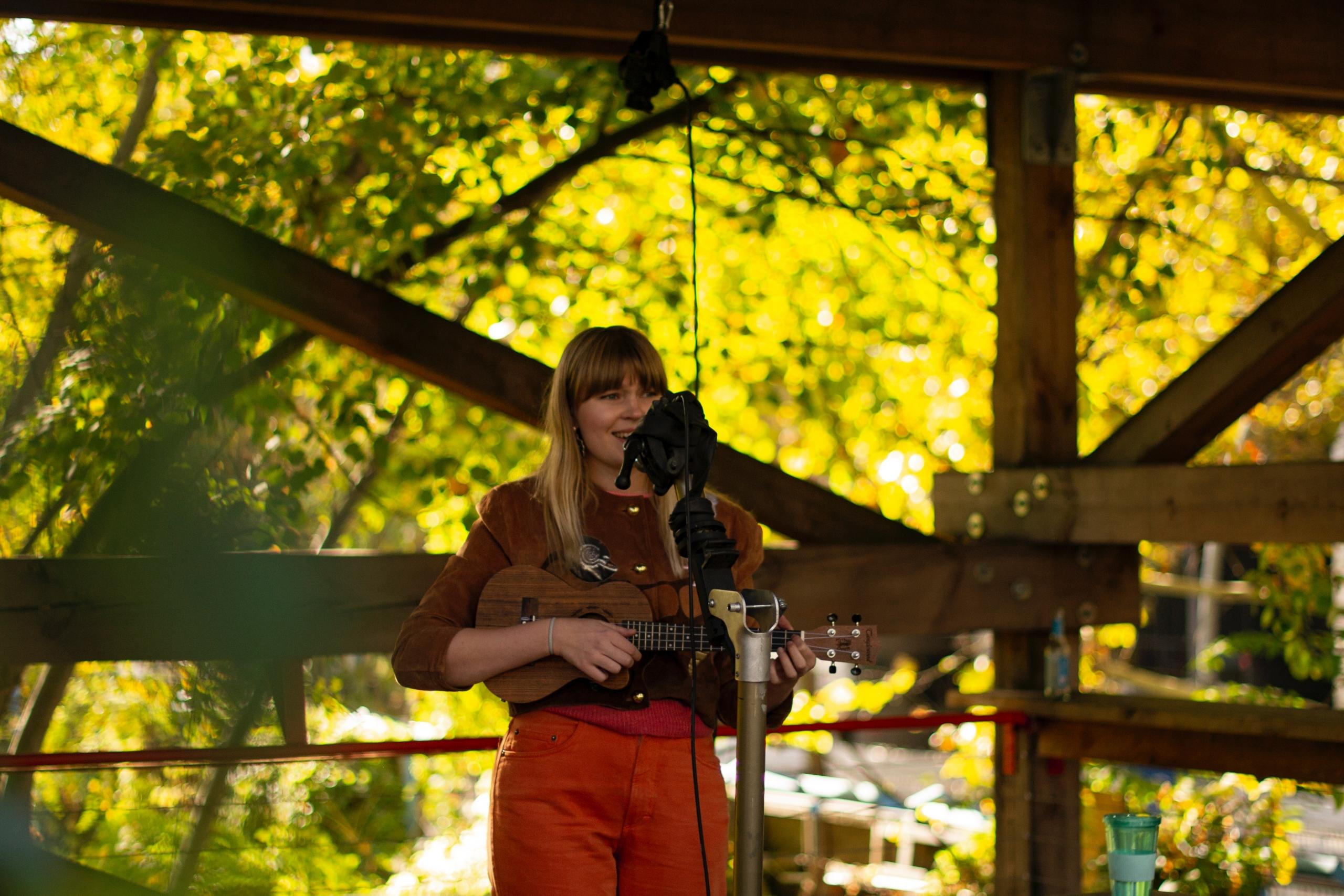 mujer tocando ukelele