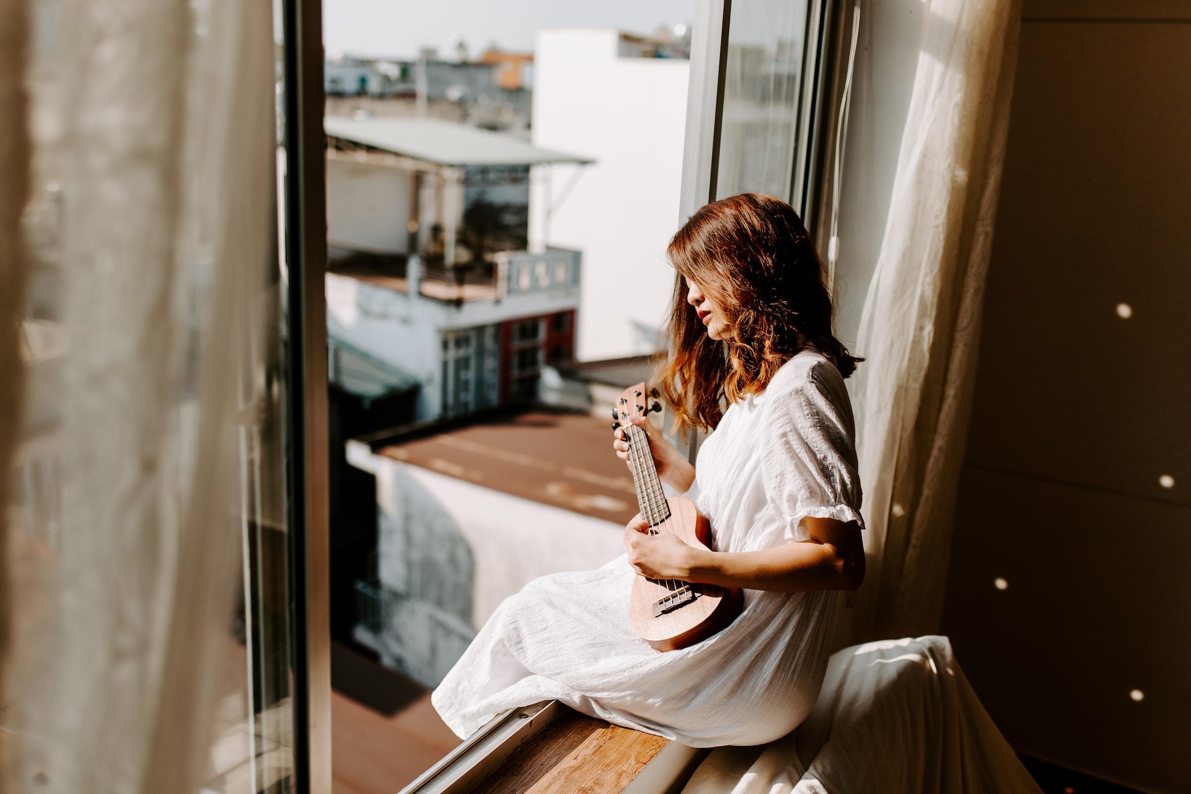 mujer tocando ukelele