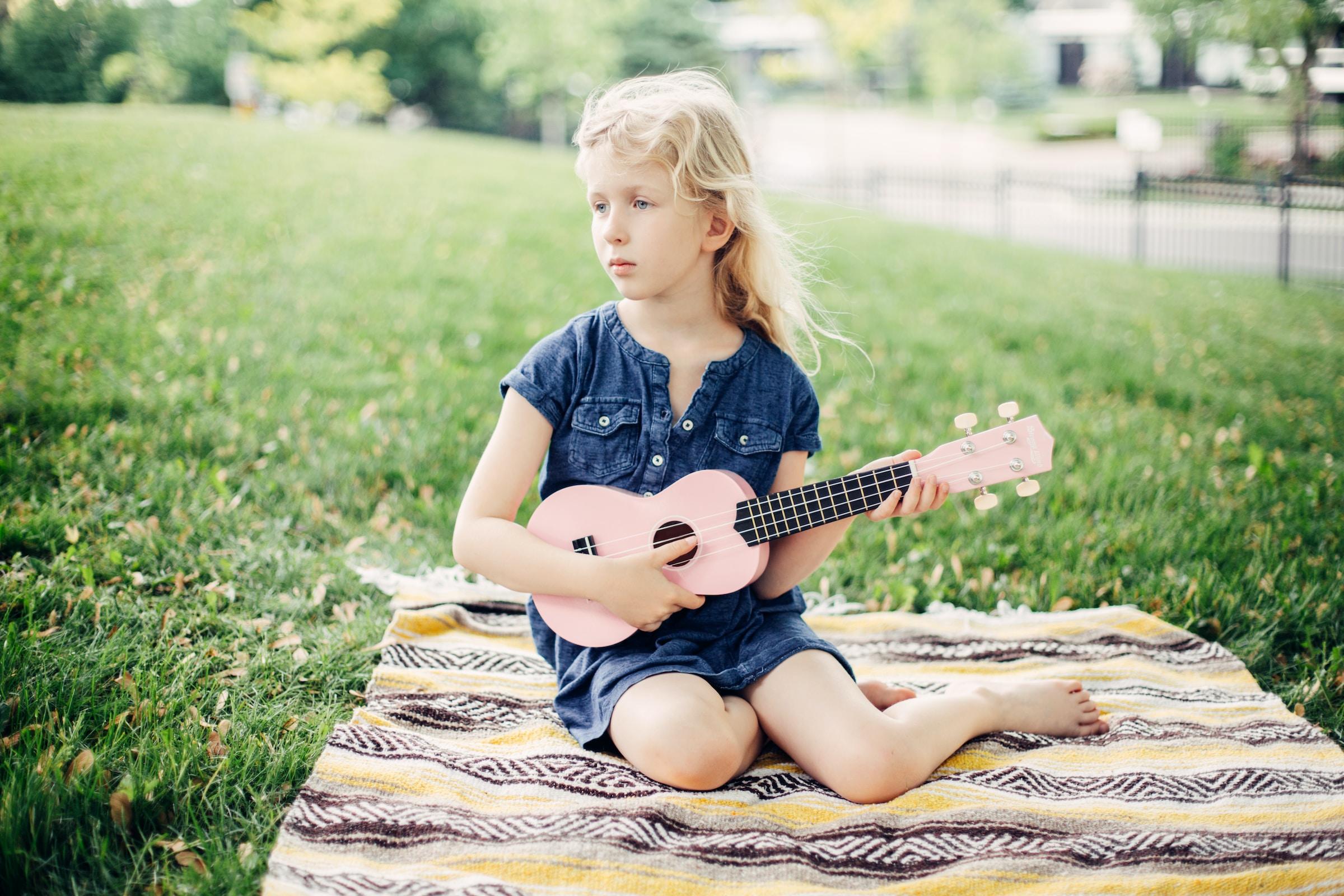 niña tocando ukelele