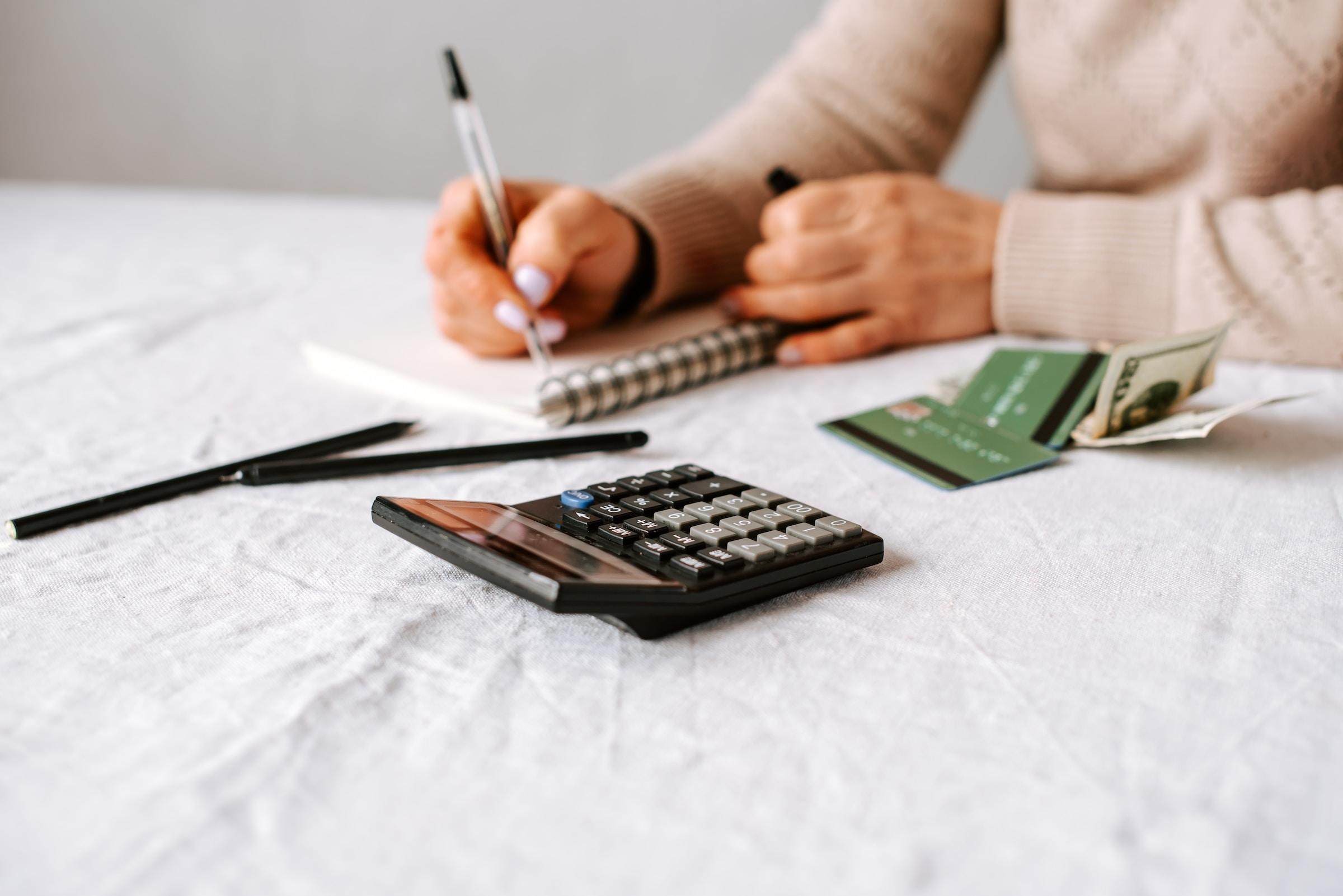 mujer calculando gastos