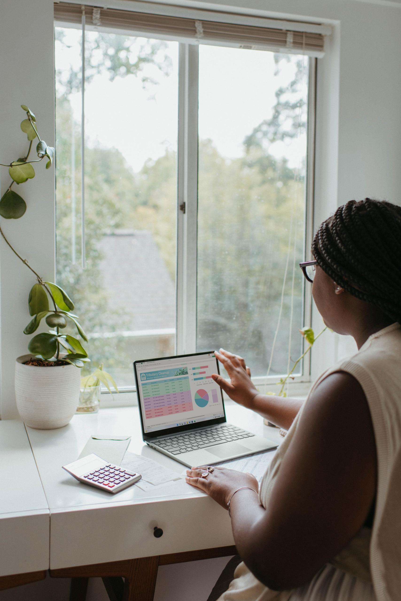 mujer usando una tabla de excel