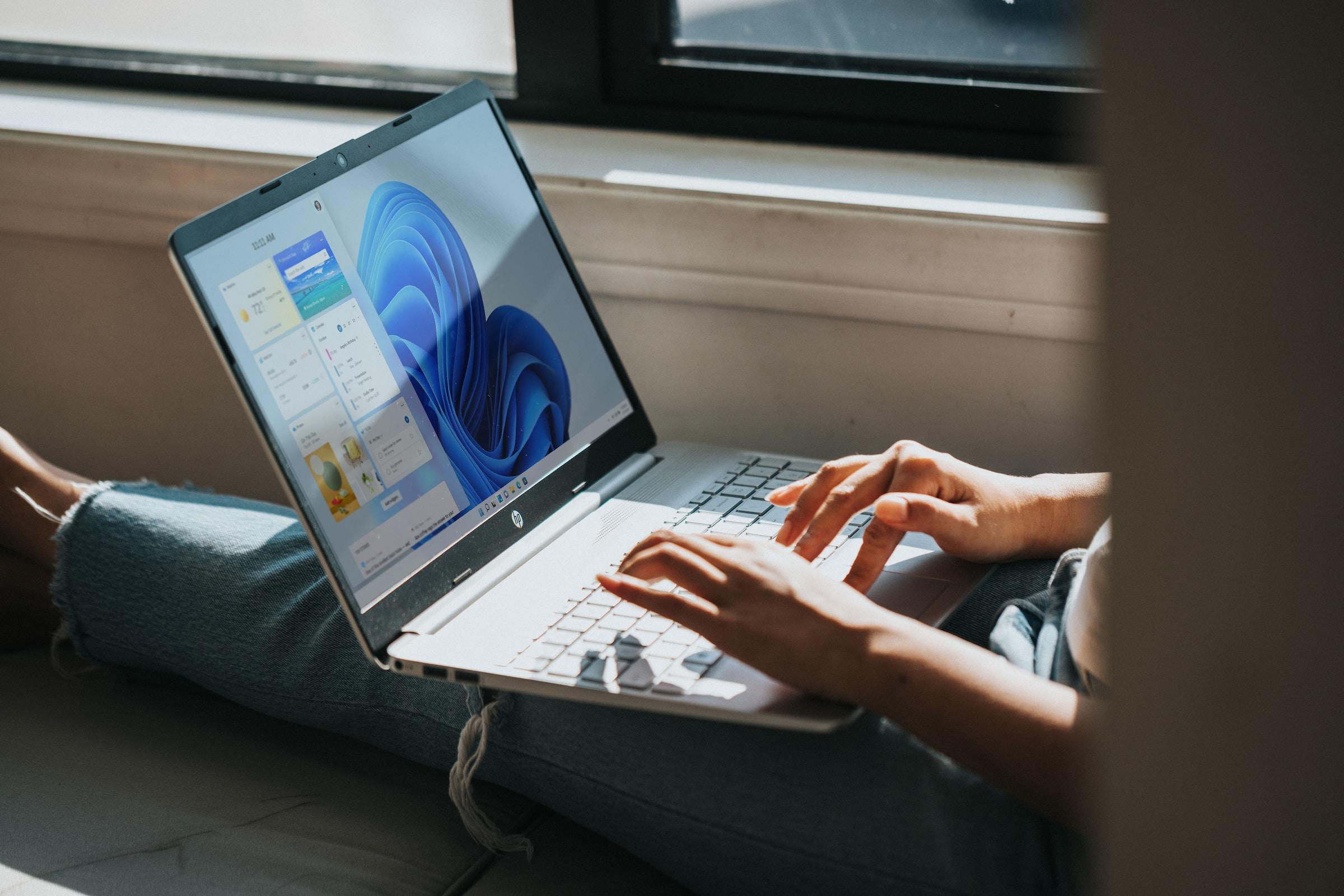 mujer usando microsoft