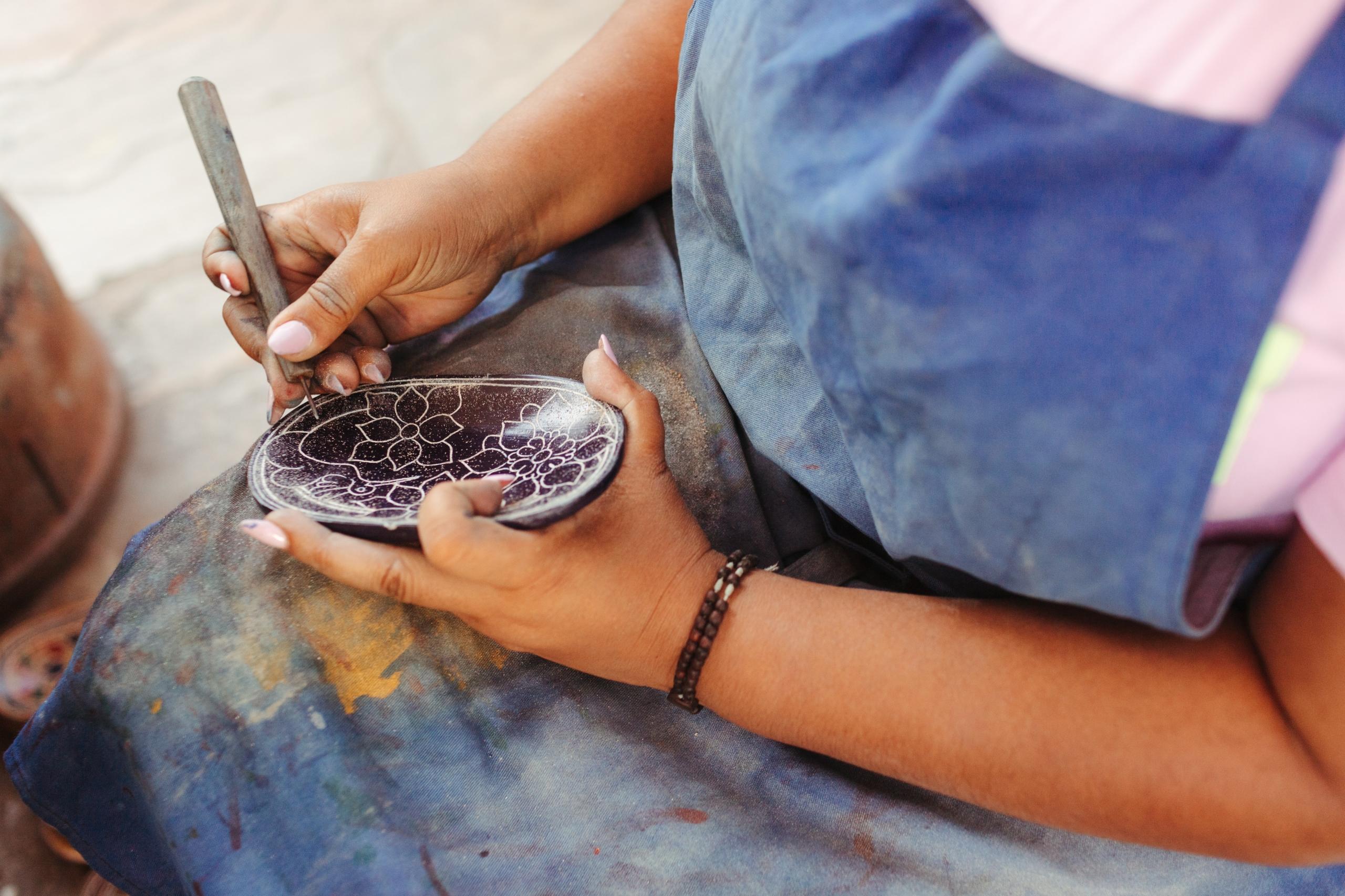 mujer modelando ceramica